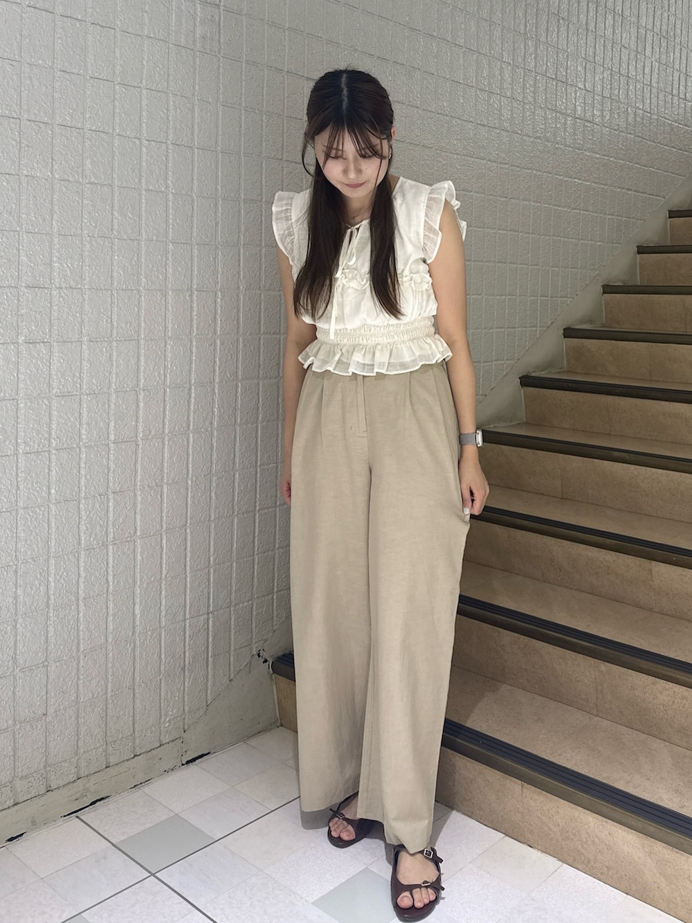 ベージュ系のその他パンツ、ホワイト系のシャツ/ブラウスを着用したレディースの夏コーディネートの2枚目の写真