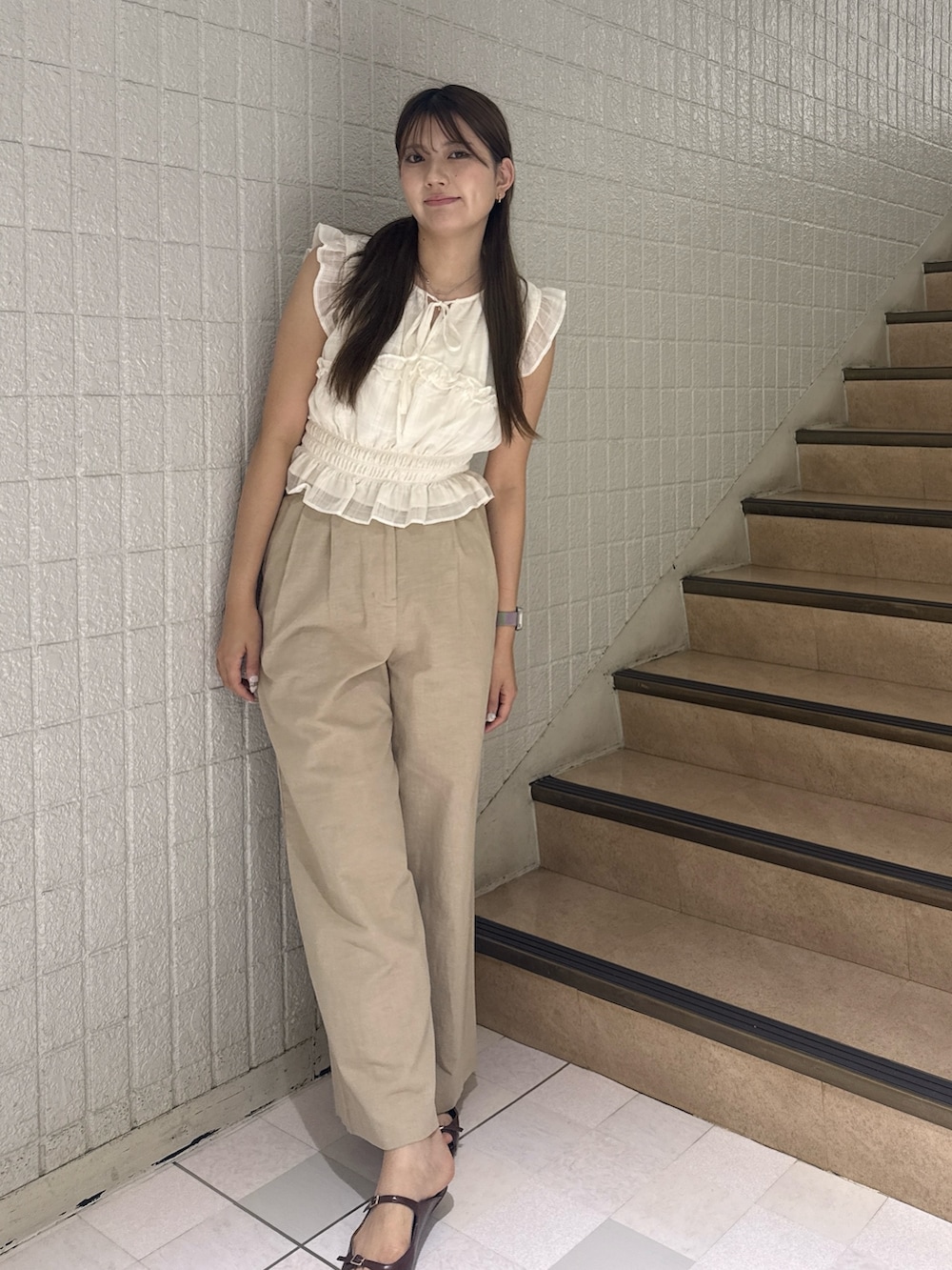ベージュ系のその他パンツ、ホワイト系のシャツ/ブラウスを着用したレディースの夏コーディネートの3枚目の写真