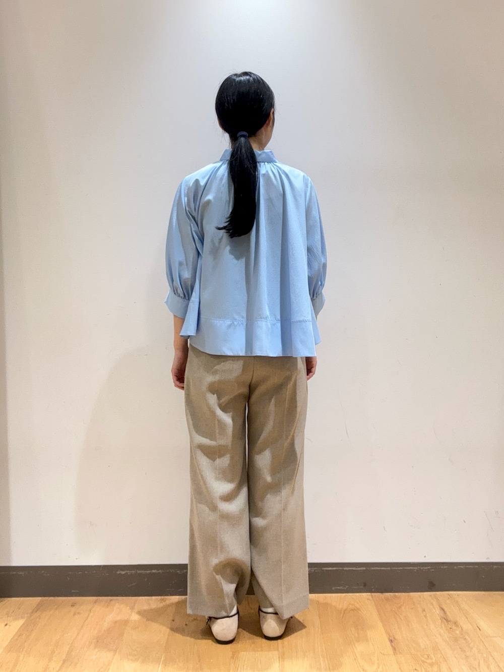 ブルー系のシャツ/ブラウス、ブラウン系のその他パンツ、ベージュ系のバレエシューズを着用したレディースの秋コーディネートの3枚目の写真