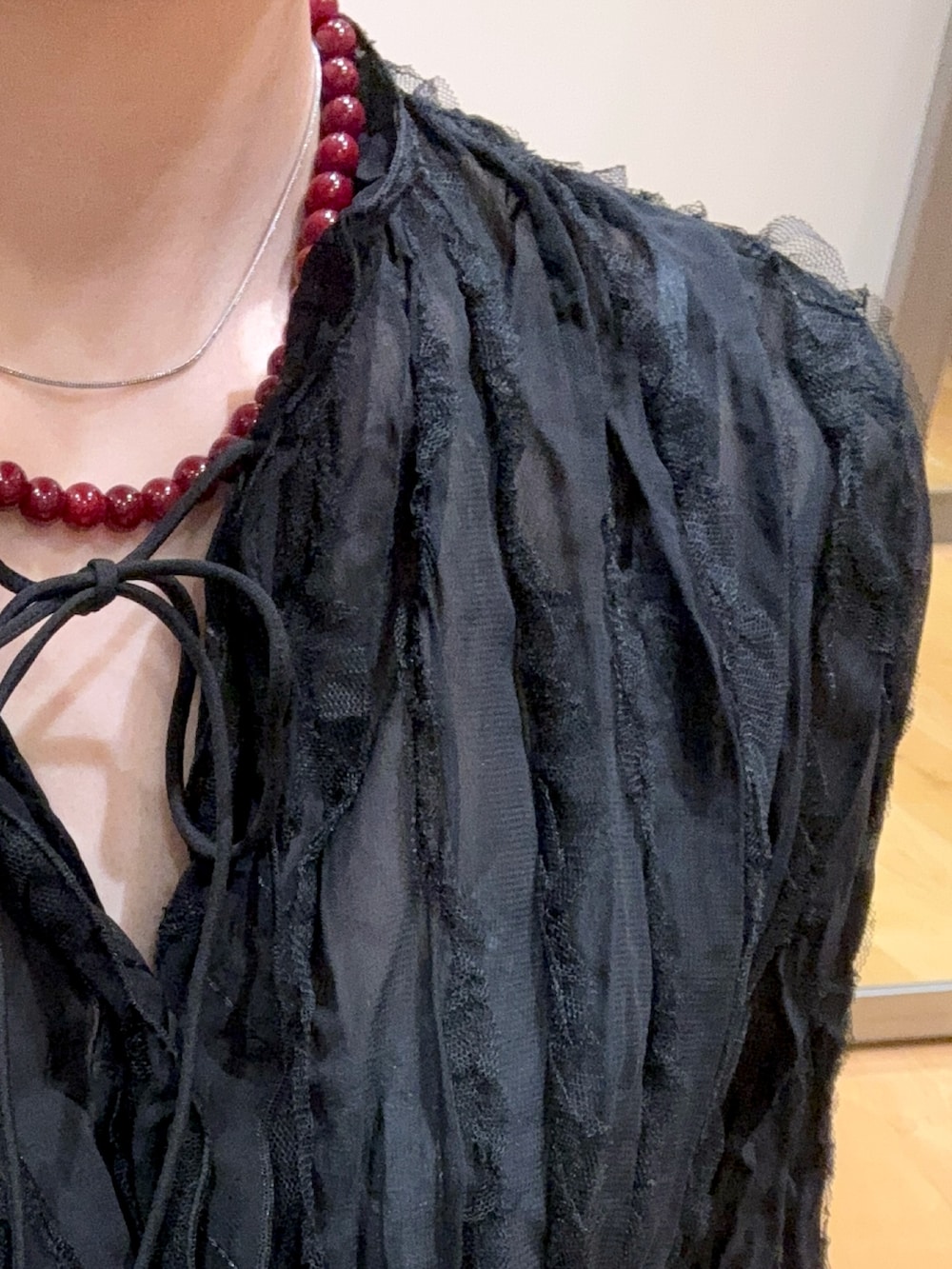 ブラック系のシャツ/ブラウス、ホワイト系のその他パンツ、ブラウン系のローファーを着用したレディースの秋コーディネートの4枚目の写真