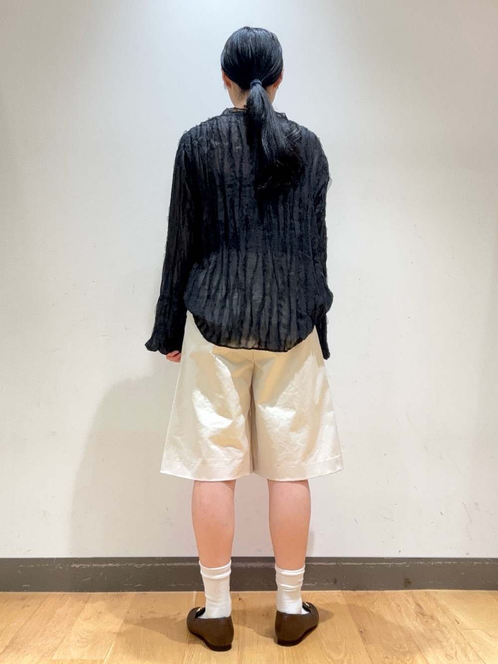 ブラック系のシャツ/ブラウス、ホワイト系のその他パンツ、ブラウン系のローファーを着用したレディースの秋コーディネートの3枚目の写真
