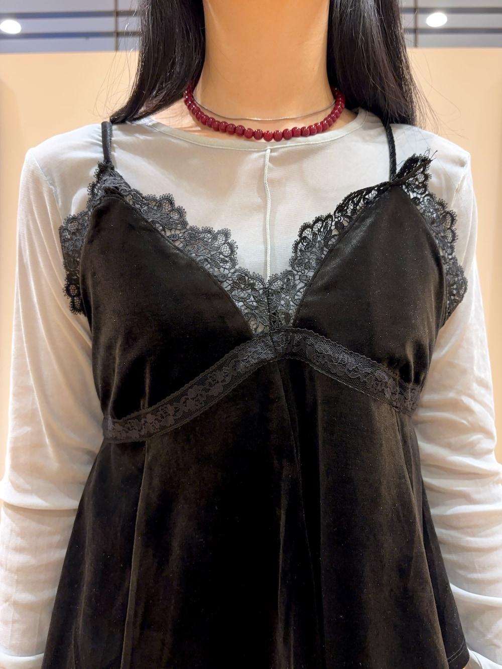 ブルー系のTシャツ/カットソー、ブラウン系のその他シューズ、ブラック系のキャミソールを着用したレディースの秋コーディネートの3枚目の写真