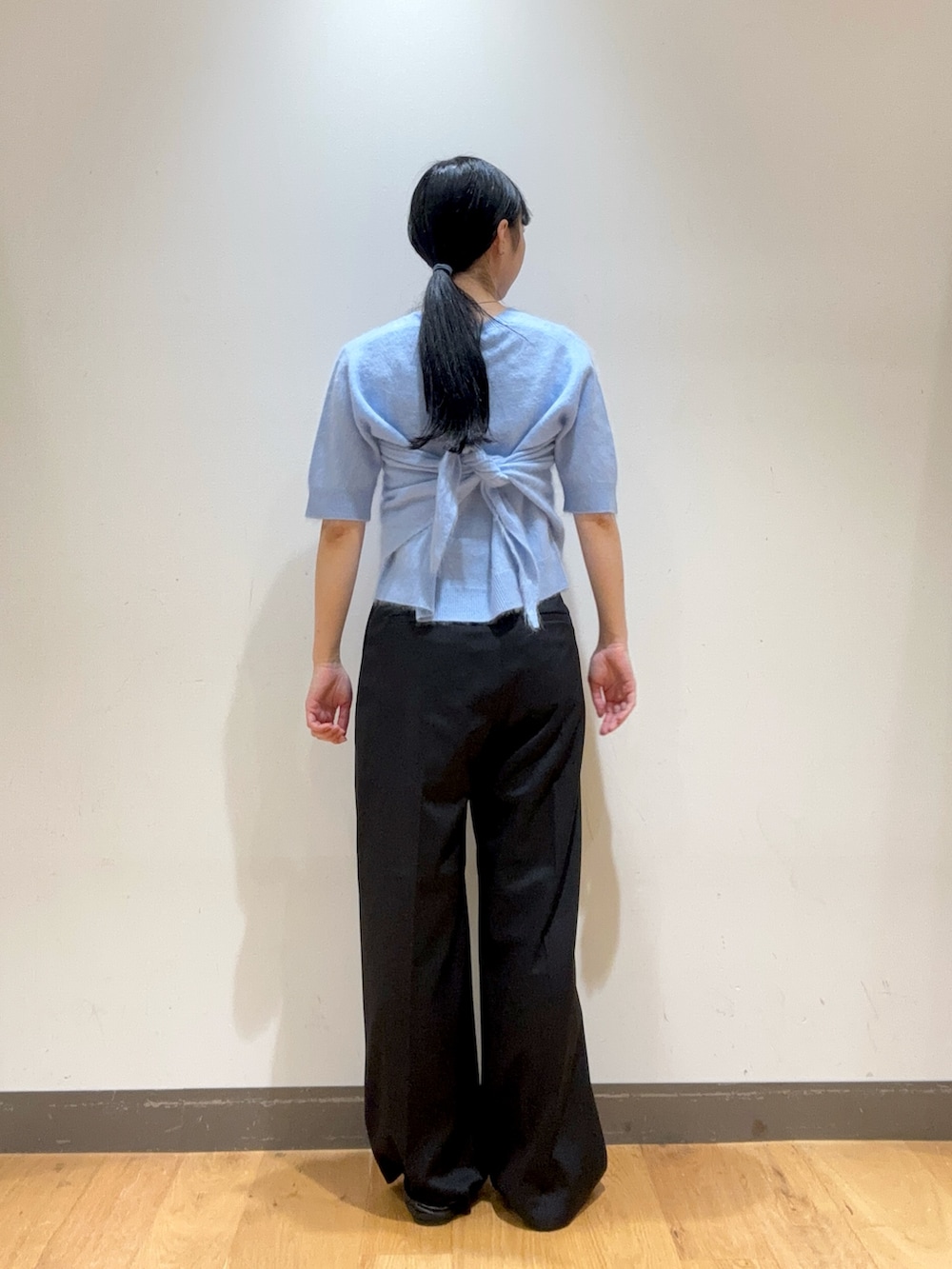 ブルー系のニット/セーター、ブルー系のハンドバッグ、ブラック系のその他パンツを着用したレディースの秋コーディネートの3枚目の写真