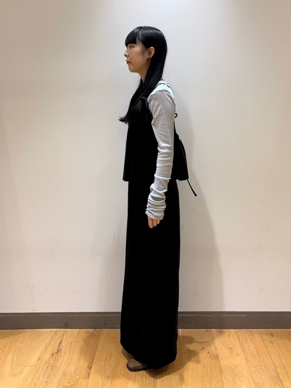 ブルー系のTシャツ/カットソー、ブラウン系のその他シューズ、ブラック系のキャミソールを着用したレディースの秋コーディネートの2枚目の写真