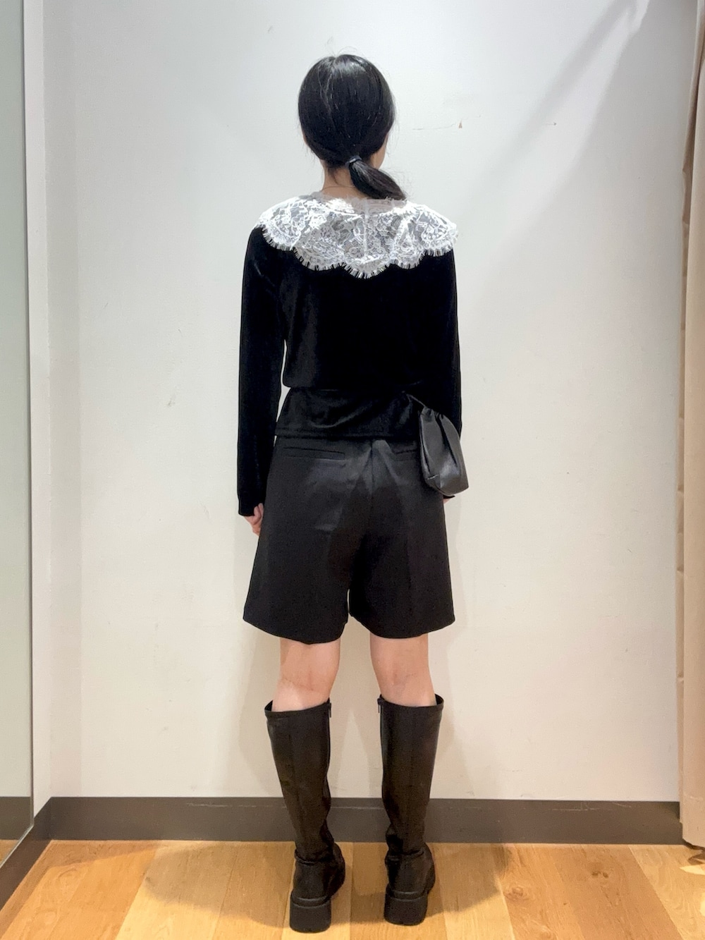ブラック系のその他トップス、ブラック系のその他パンツを着用したレディースの秋コーディネートの2枚目の写真