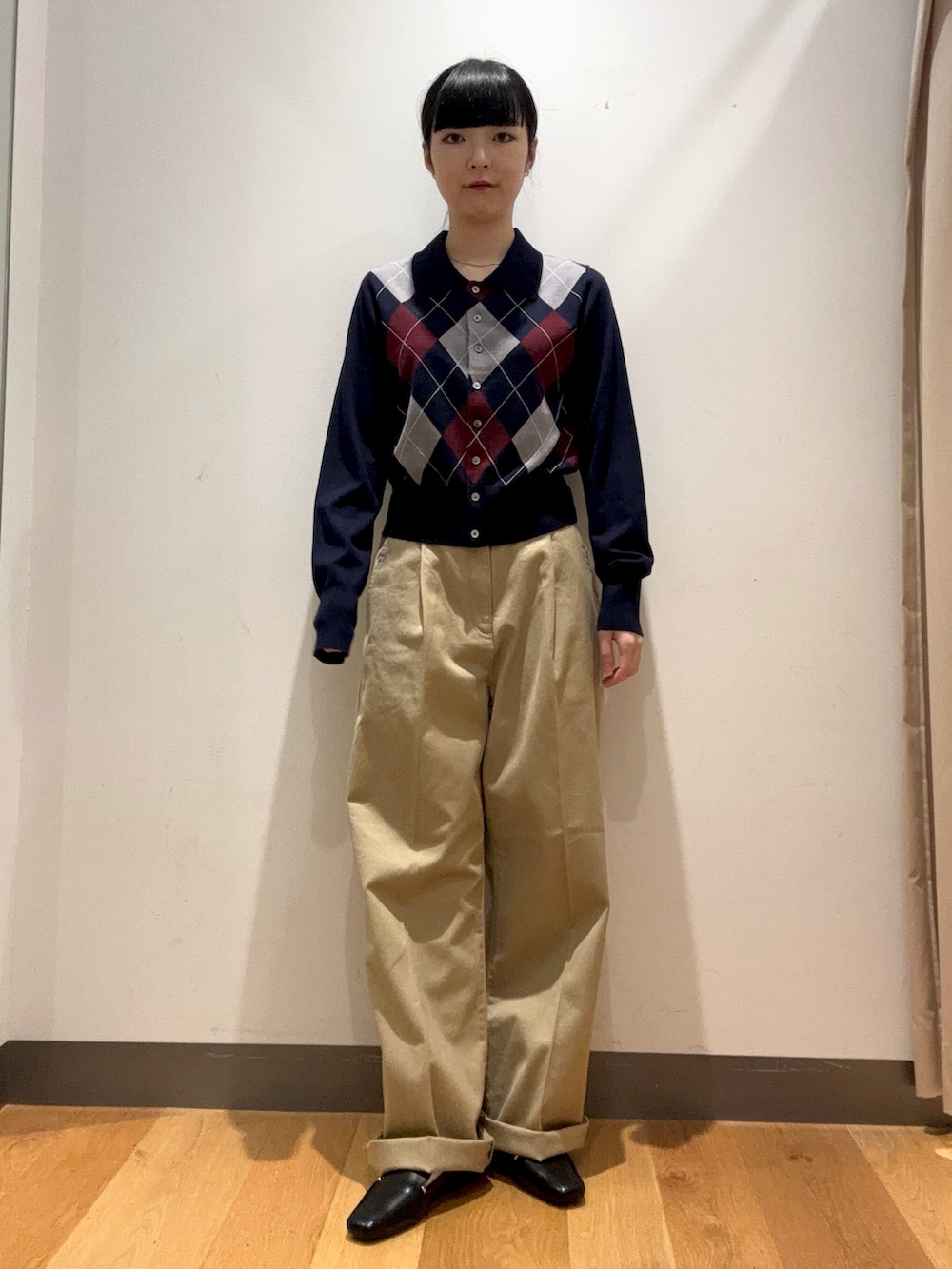 ベージュ系のその他パンツ、ブルー系のカーディガン/ボレロ、ベージュ系のトートバッグを着用したレディースの秋コーディネートの2枚目の写真
