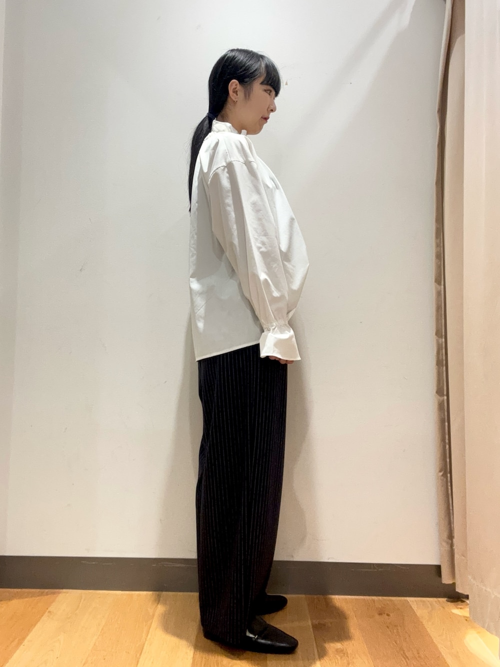 ブルー系のその他パンツ、ホワイト系のシャツ/ブラウス、ブラック系のローファーを着用したレディースの秋コーディネートの2枚目の写真