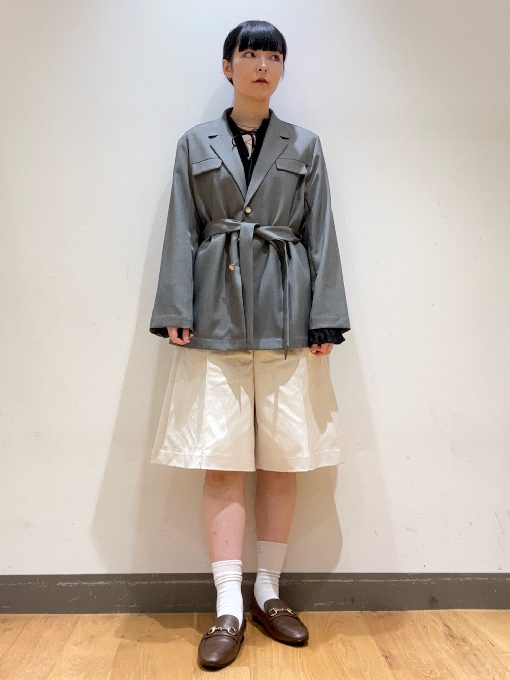 ブラック系のシャツ/ブラウス、ホワイト系のその他パンツ、ブラウン系のローファーを着用したレディースの秋コーディネートの5枚目の写真