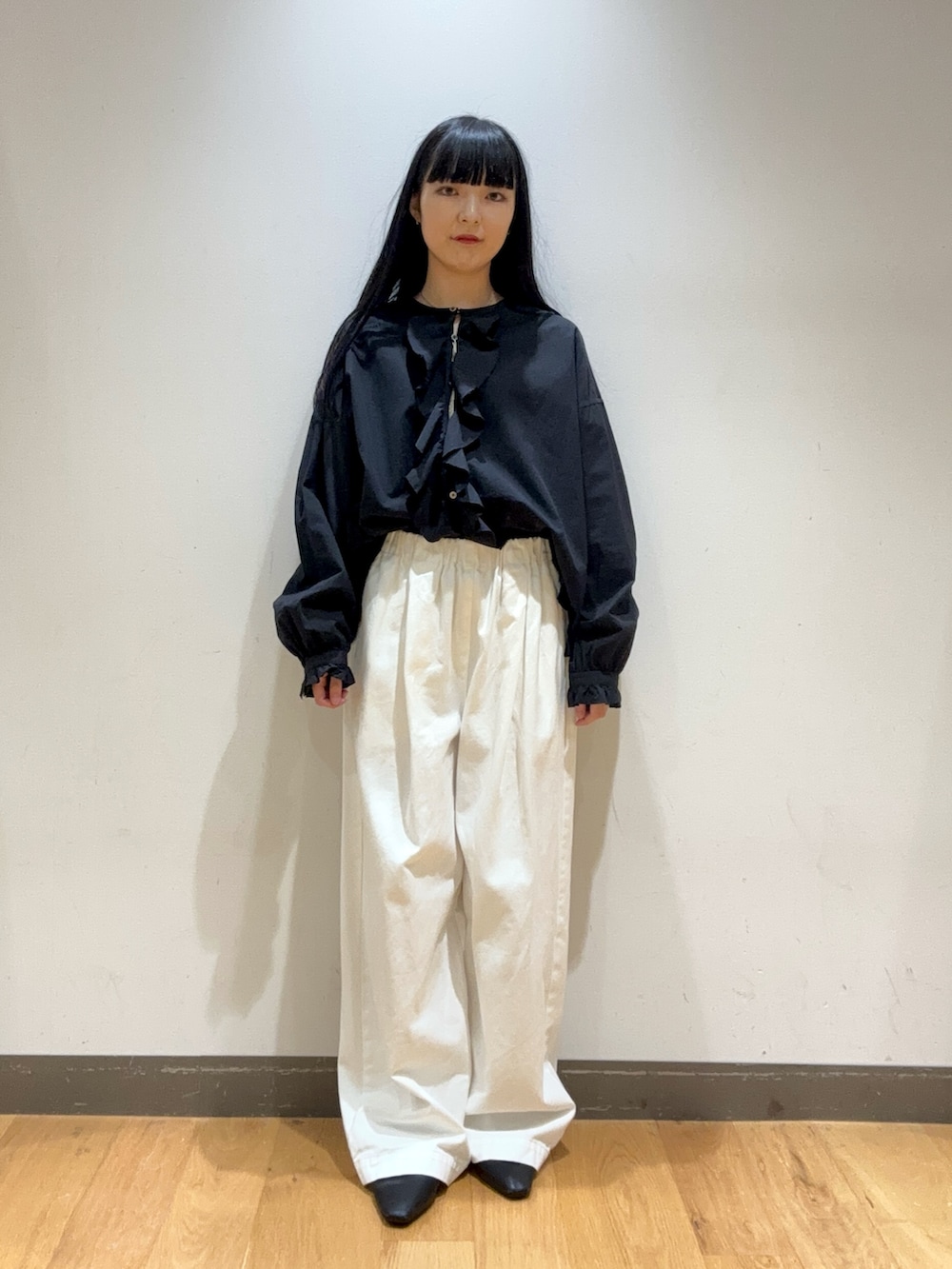 ブラック系のシャツ/ブラウス、ホワイト系のその他パンツを着用したレディースの秋コーディネートの2枚目の写真