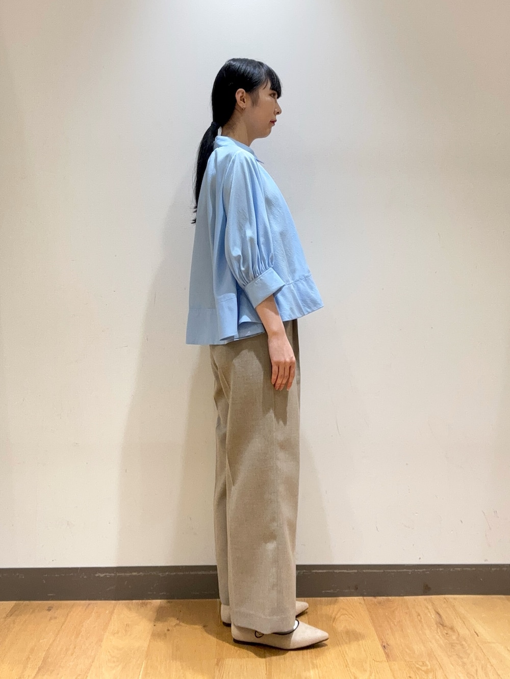 ブルー系のシャツ/ブラウス、ブラウン系のその他パンツ、ベージュ系のバレエシューズを着用したレディースの秋コーディネートの2枚目の写真