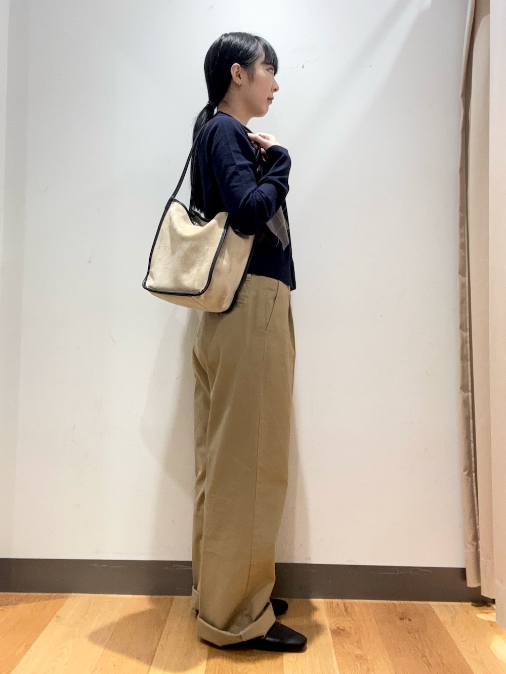 ベージュ系のその他パンツ、ブルー系のカーディガン/ボレロ、ベージュ系のトートバッグを着用したレディースの秋コーディネートの3枚目の写真