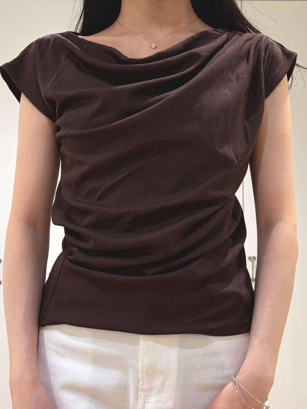 ブラウン系のTシャツ/カットソー、ホワイト系のデニムパンツ、ホワイト系のサンダルを着用したレディースの夏コーディネートの3枚目の写真
