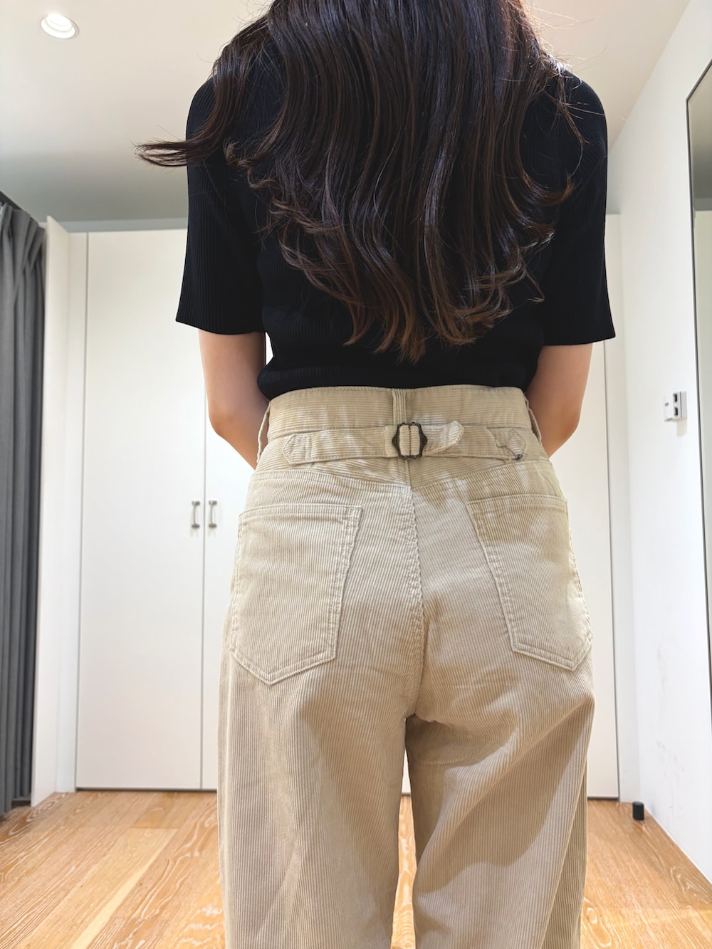 ベージュ系のその他パンツ、ブラック系のニット/セーター、ブラック系のローファーを着用したレディースの秋コーディネートの2枚目の写真