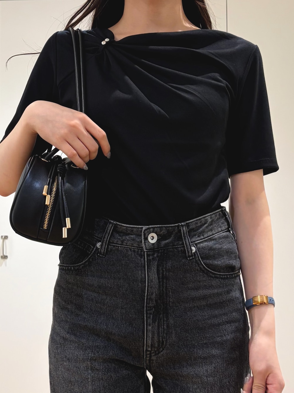 ブラック系のその他パンツ、ブラック系のTシャツ/カットソー、ブラック系のボストンバッグを着用したレディースの秋コーディネートの3枚目の写真