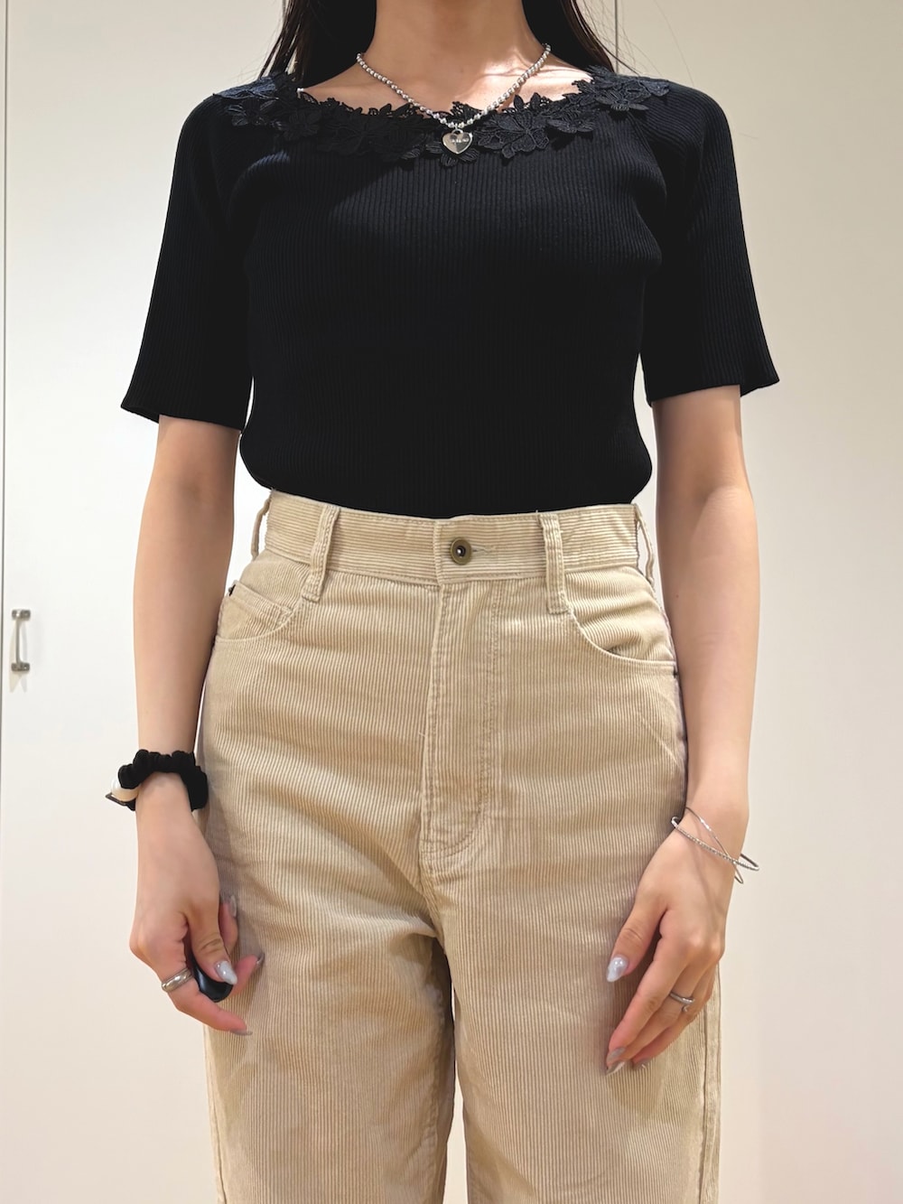 ベージュ系のその他パンツ、ブラック系のニット/セーター、ブラック系のローファーを着用したレディースの秋コーディネートの3枚目の写真