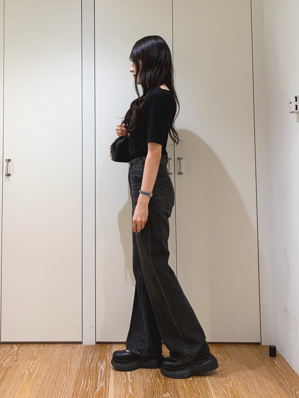 ブラック系のその他パンツ、ブラック系のTシャツ/カットソー、ブラック系のボストンバッグを着用したレディースの秋コーディネートの2枚目の写真