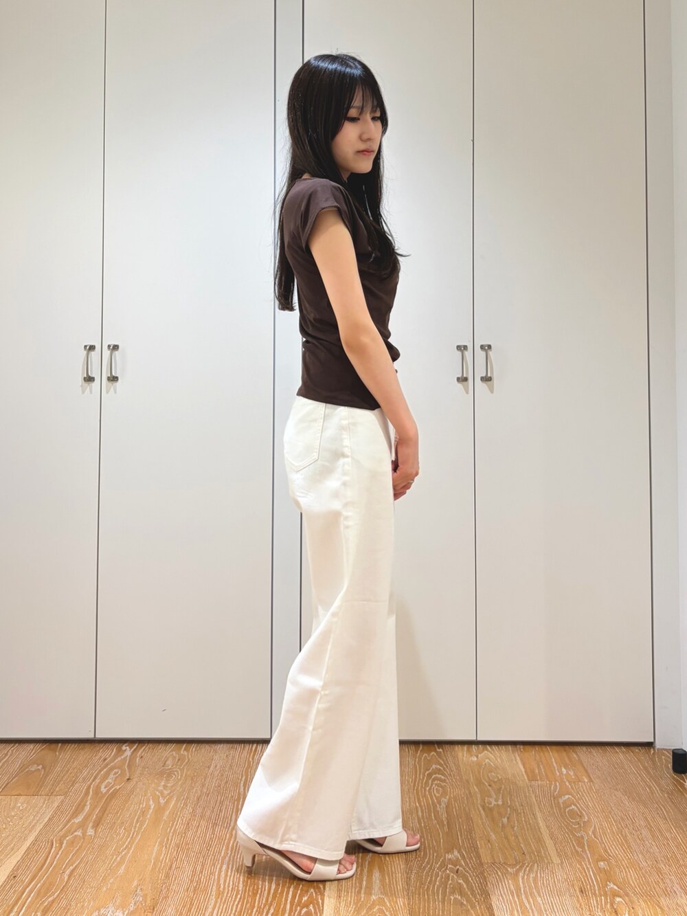 ブラウン系のTシャツ/カットソー、ホワイト系のデニムパンツ、ホワイト系のサンダルを着用したレディースの夏コーディネートの2枚目の写真