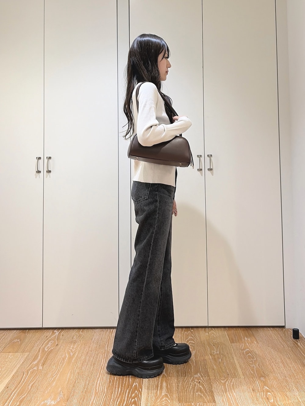 ブラック系のその他パンツ、ベージュ系のカーディガン/ボレロ、ブラウン系のボストンバッグを着用したレディースの秋コーディネートの2枚目の写真