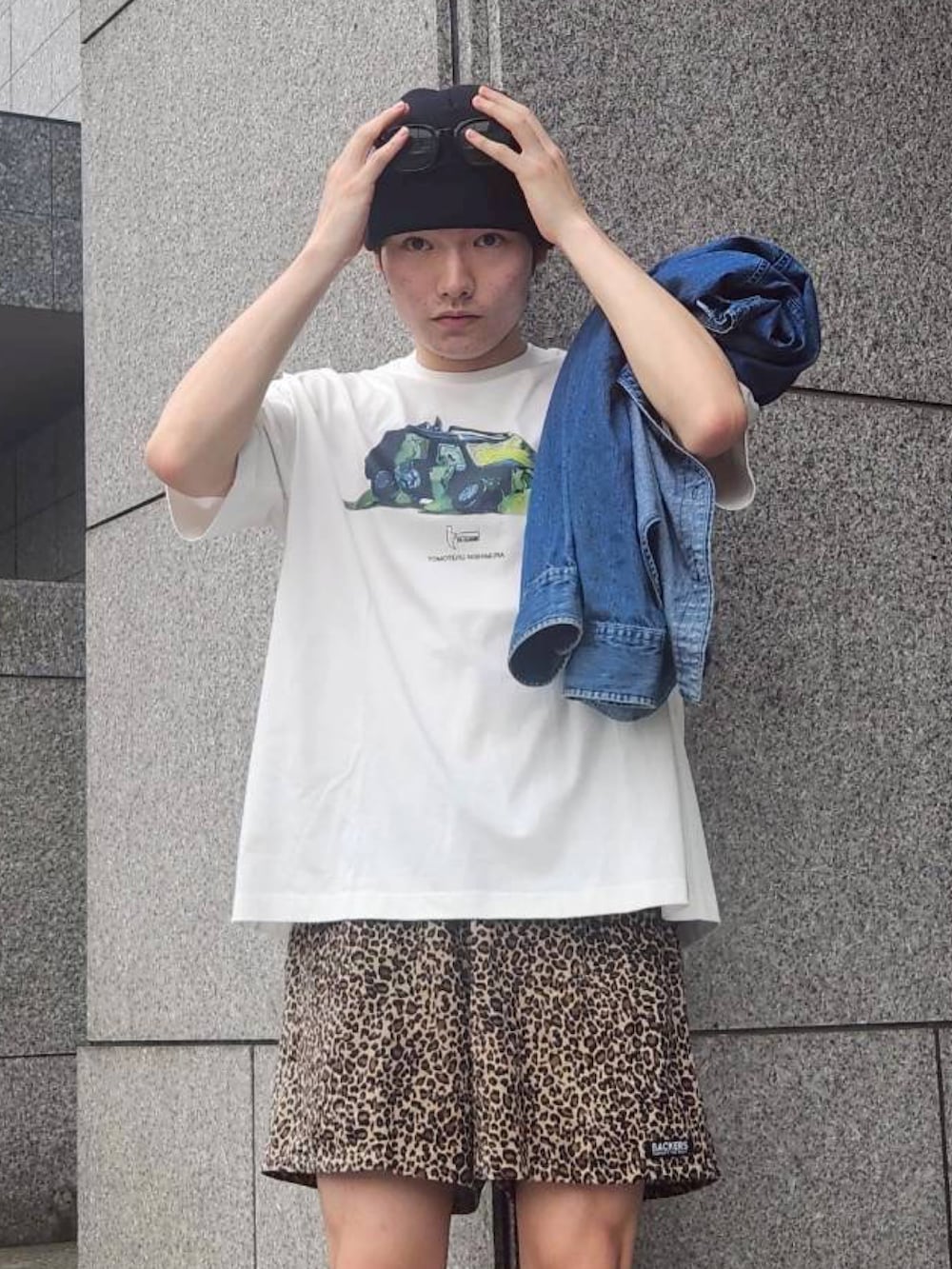 ホワイト系のTシャツ/カットソー、ブラック系のスニーカーを着用したメンズの夏コーディネートの2枚目の写真