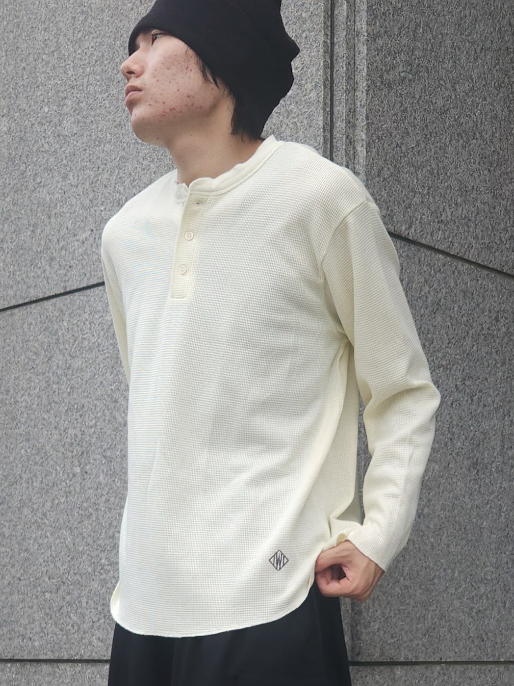ブルー系のシャツ/ブラウス、ホワイト系のTシャツ/カットソー、ブラック系のカーゴパンツを着用したメンズの秋コーディネートの4枚目の写真