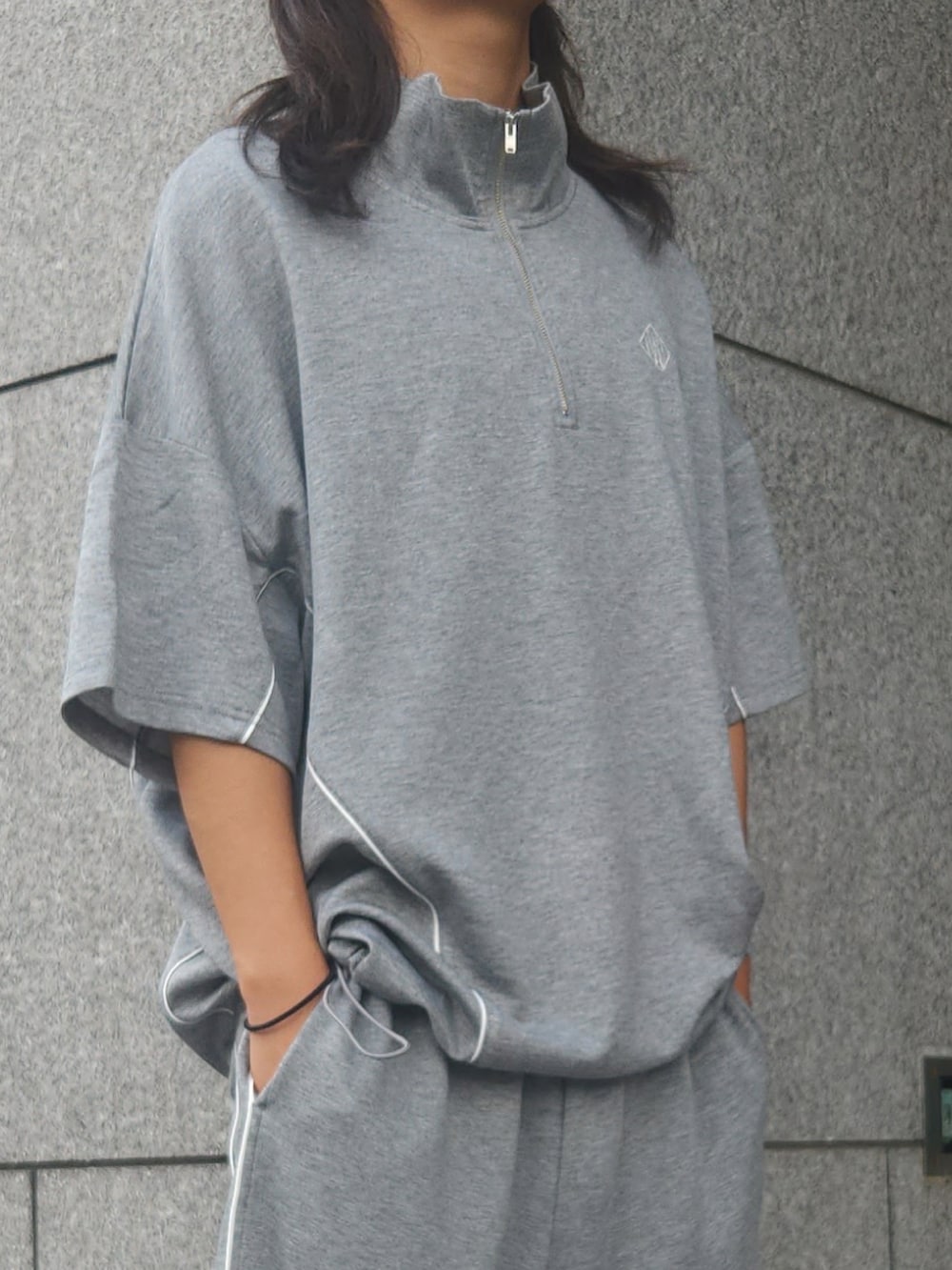 グレー系のその他パンツ、グレー系のTシャツ/カットソー、ブラック系のスニーカーを着用したメンズの夏コーディネートの3枚目の写真