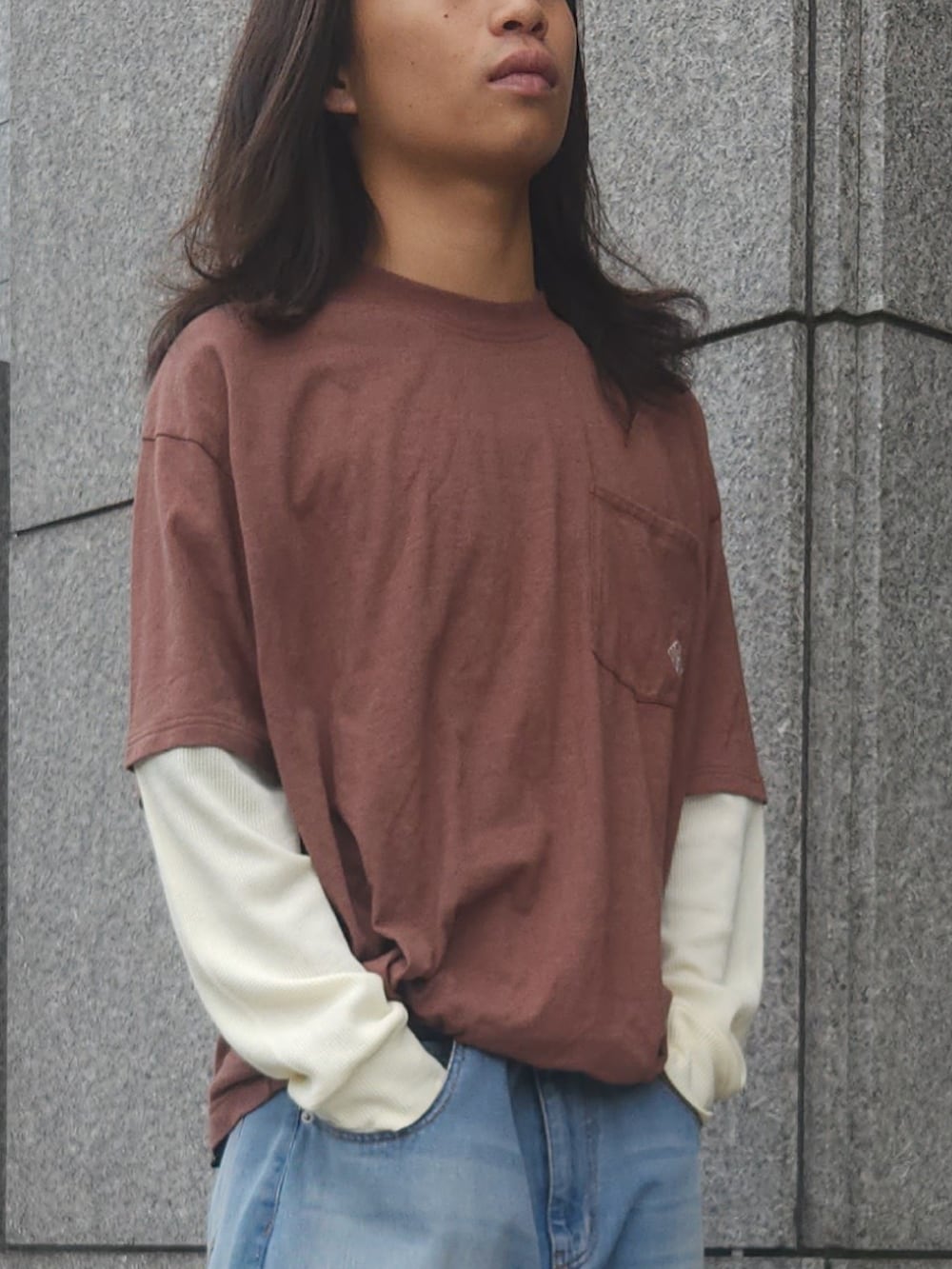 ブルー系のデニムパンツ、ブラウン系のTシャツ/カットソー、レッド系のシャツ/ブラウスを着用したメンズの秋コーディネートの4枚目の写真
