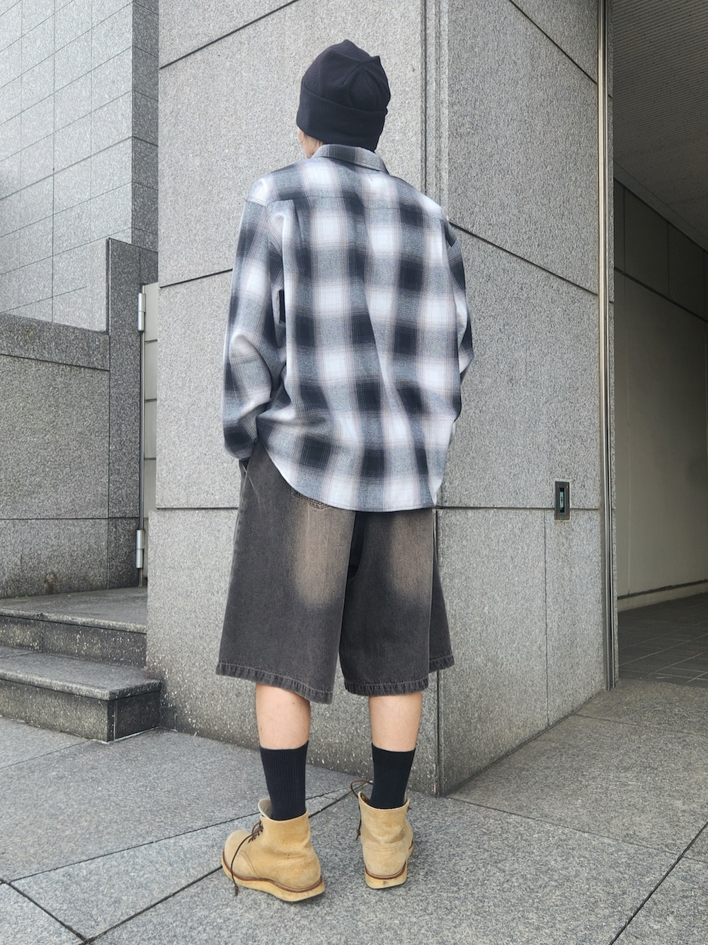 ブラック系のデニムパンツ、ブラック系のシャツ/ブラウス、ベージュ系のブーツを着用したメンズの秋コーディネートの4枚目の写真