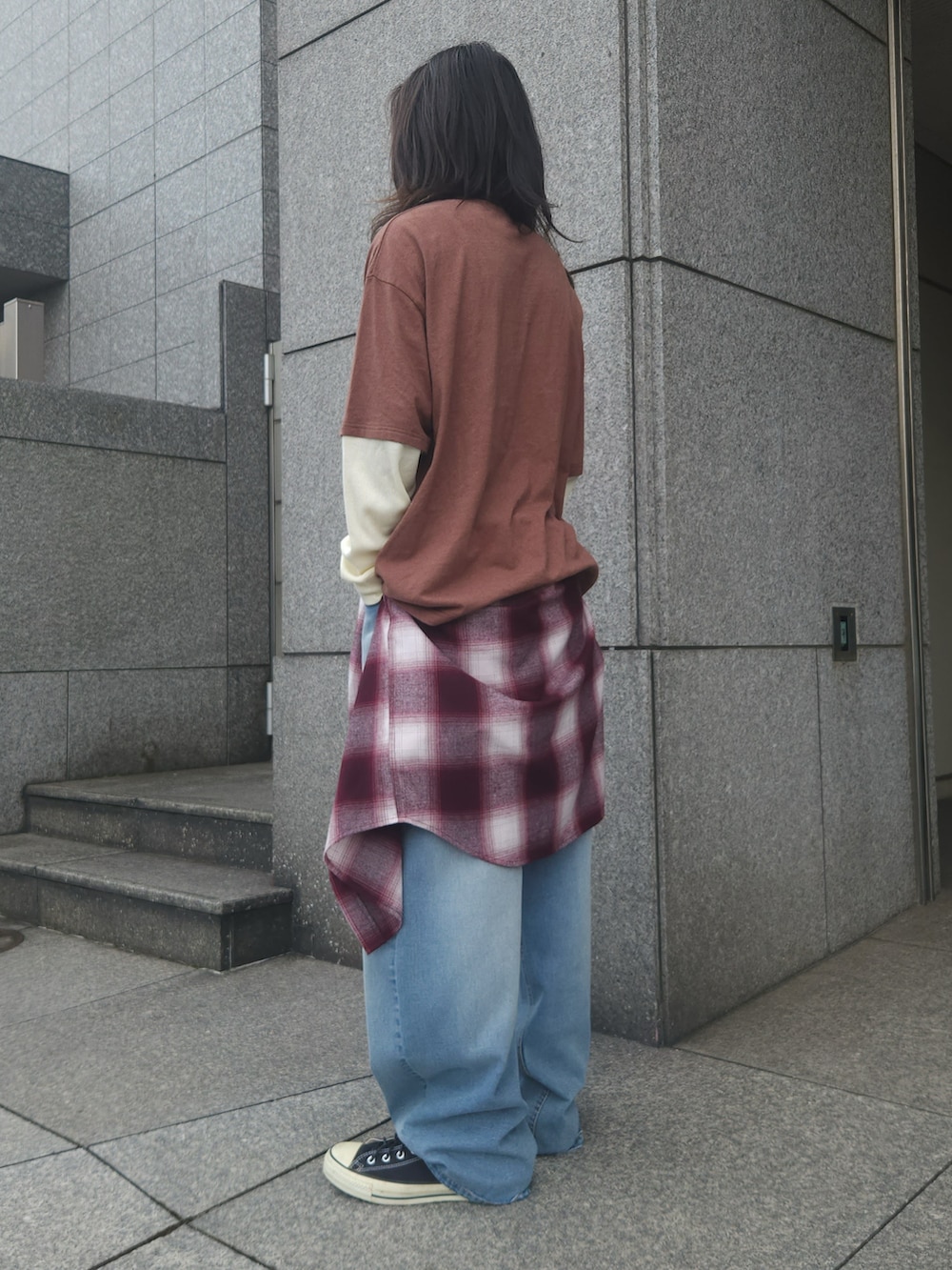 ブルー系のデニムパンツ、ブラウン系のTシャツ/カットソー、レッド系のシャツ/ブラウスを着用したメンズの秋コーディネートの2枚目の写真