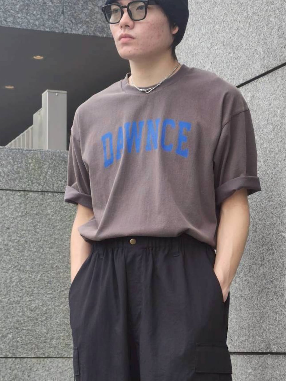 グレー系のTシャツ/カットソー、ブラック系のカーゴパンツ、ブラック系のスニーカーを着用したメンズの夏コーディネートの2枚目の写真