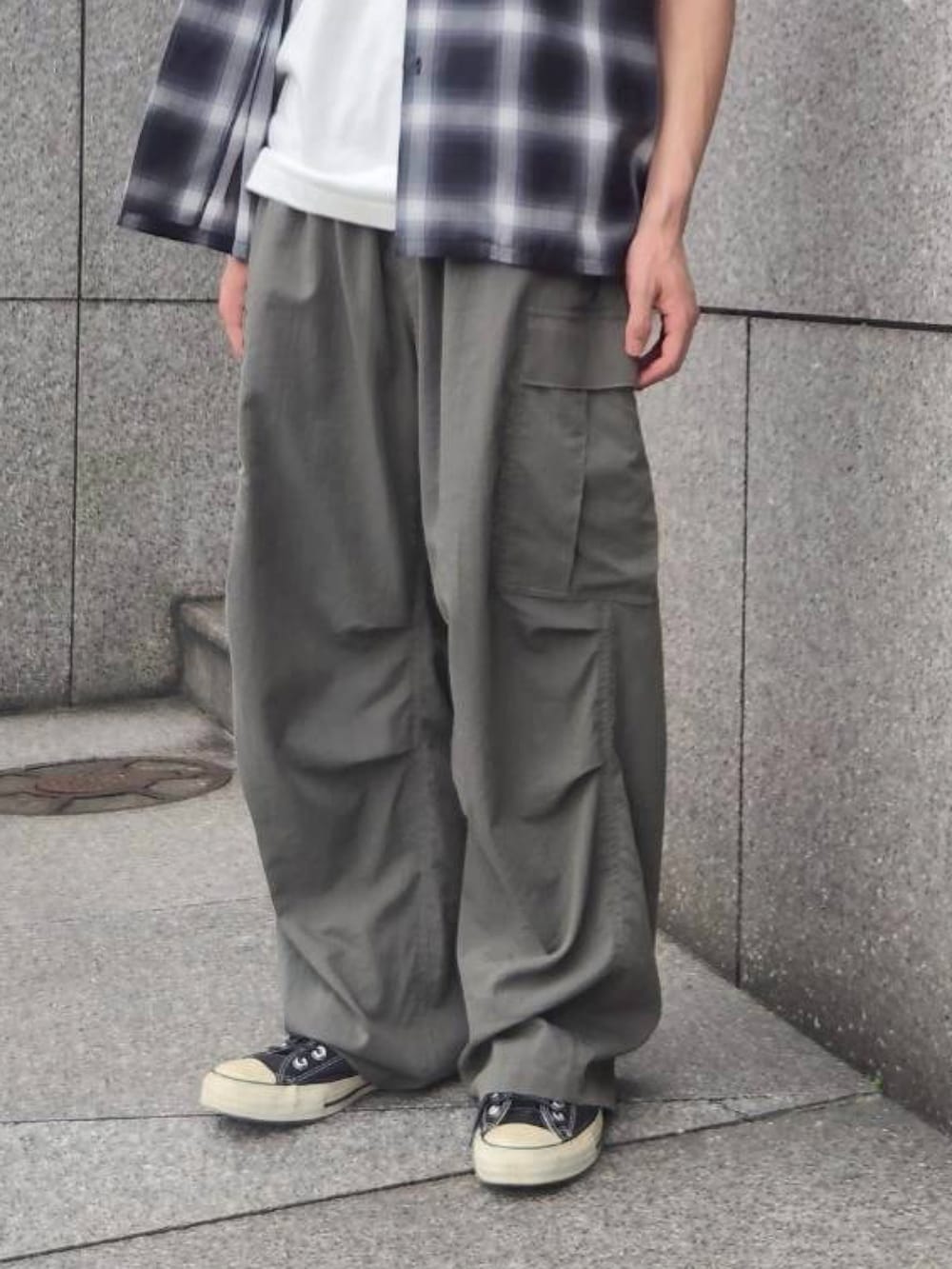 ブラック系のシャツ/ブラウス、ホワイト系のTシャツ/カットソー、グリーン系のカーゴパンツを着用したメンズの夏コーディネートの3枚目の写真