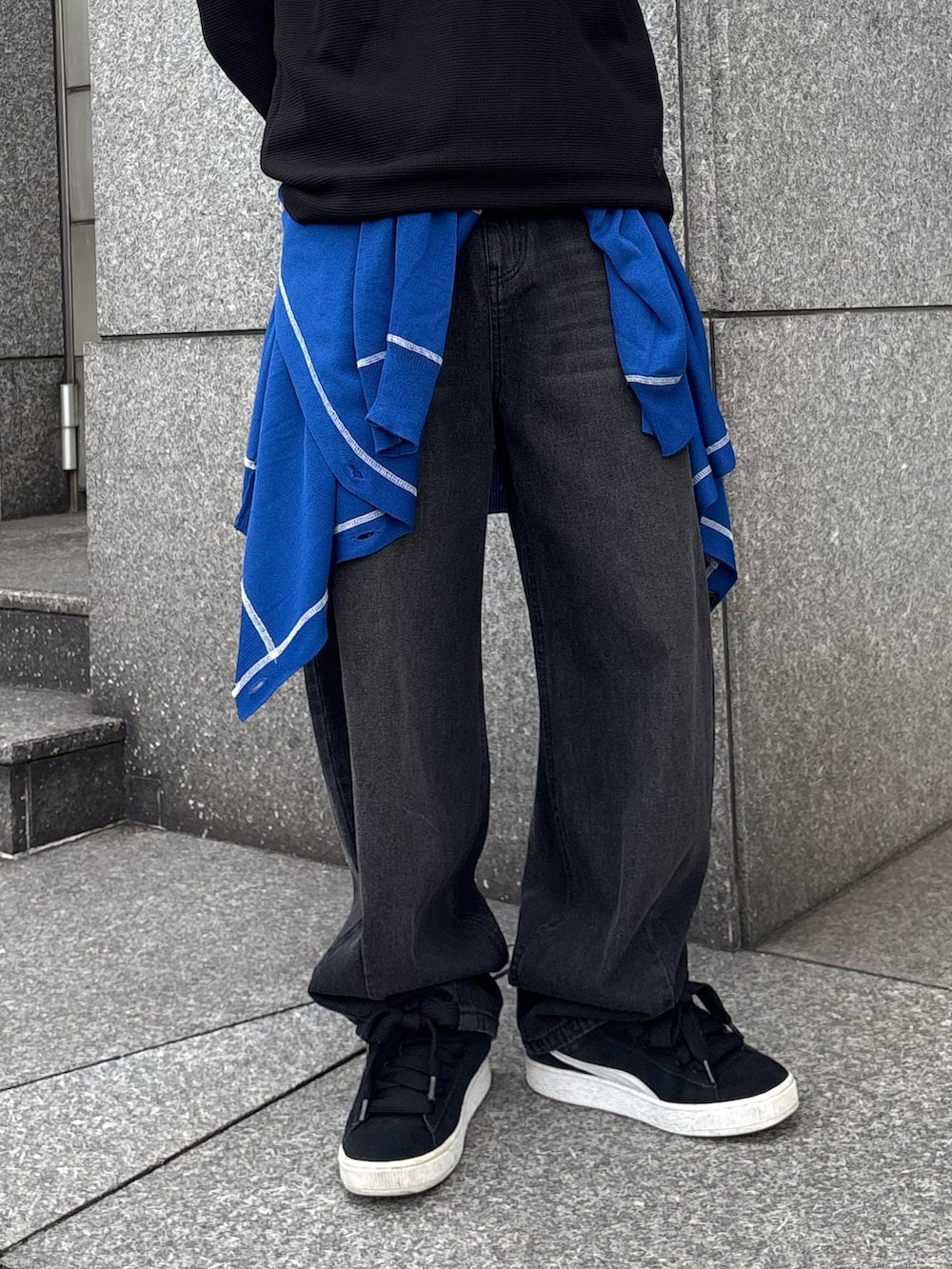 ブルー系のカーディガン/ボレロ、ブラック系のデニムパンツ、ブラック系のTシャツ/カットソーを着用したメンズの夏コーディネートの3枚目の写真