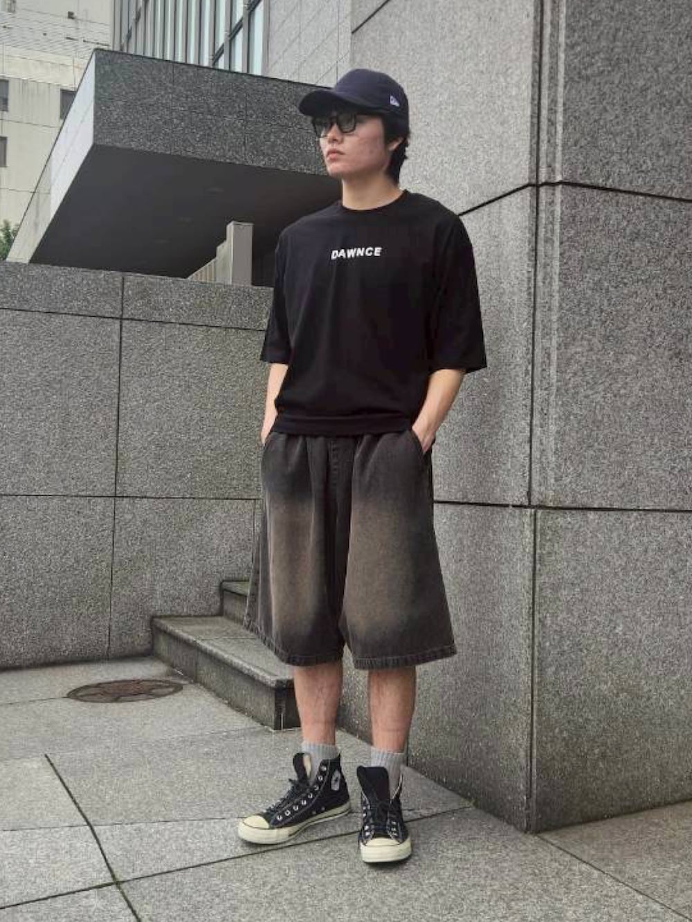 ブラック系のTシャツ/カットソー、ブラック系のシャツ/ブラウス、ブラック系のデニムパンツを着用したメンズの夏コーディネートの4枚目の写真