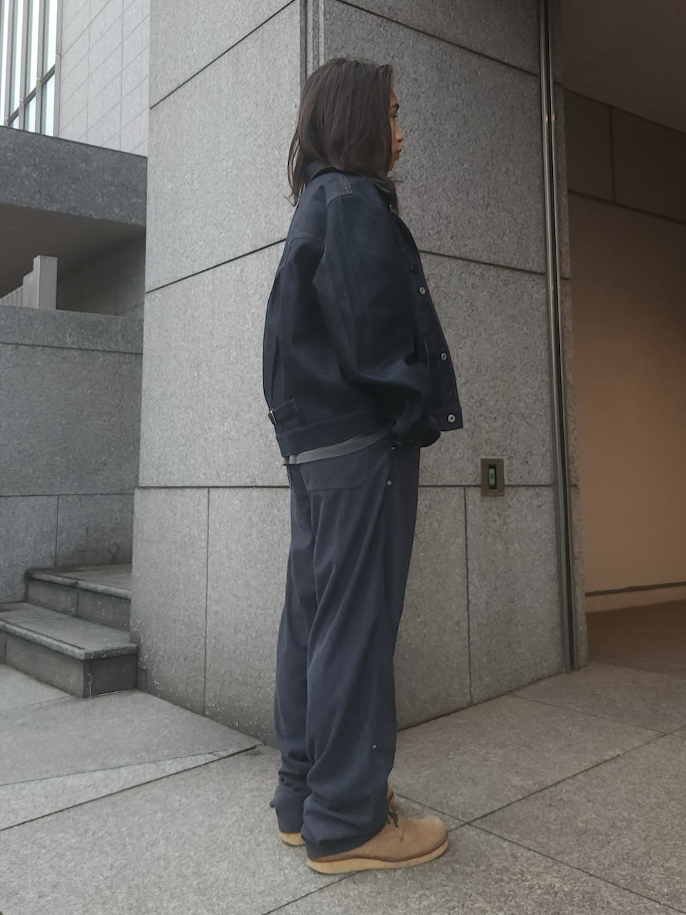 グレー系のその他パンツ、ベージュ系のシューズを着用したメンズの秋コーディネートの3枚目の写真