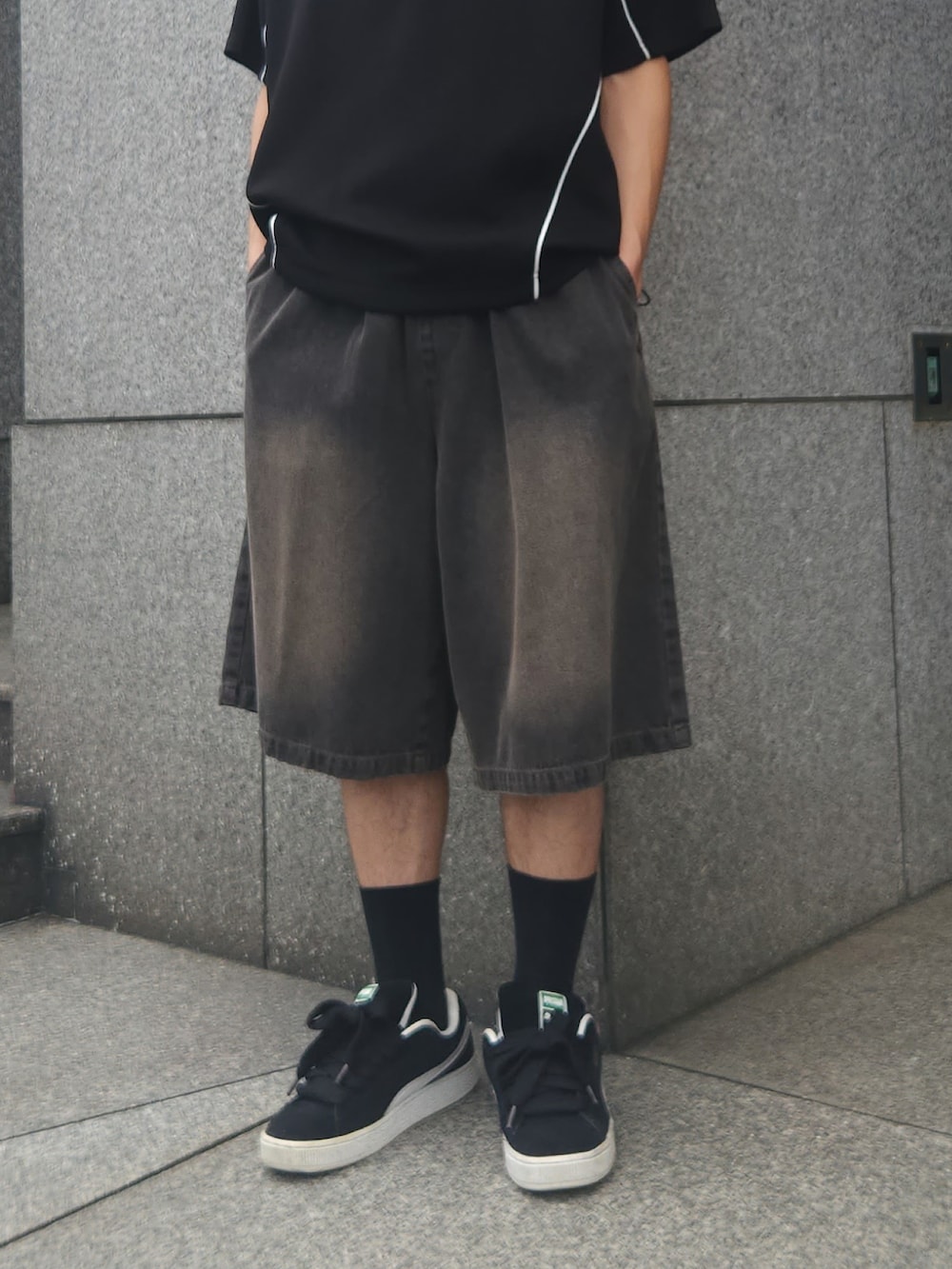 ブラック系のTシャツ/カットソー、ブラック系のデニムパンツ、ブラック系のスニーカーを着用したメンズの夏コーディネートの3枚目の写真