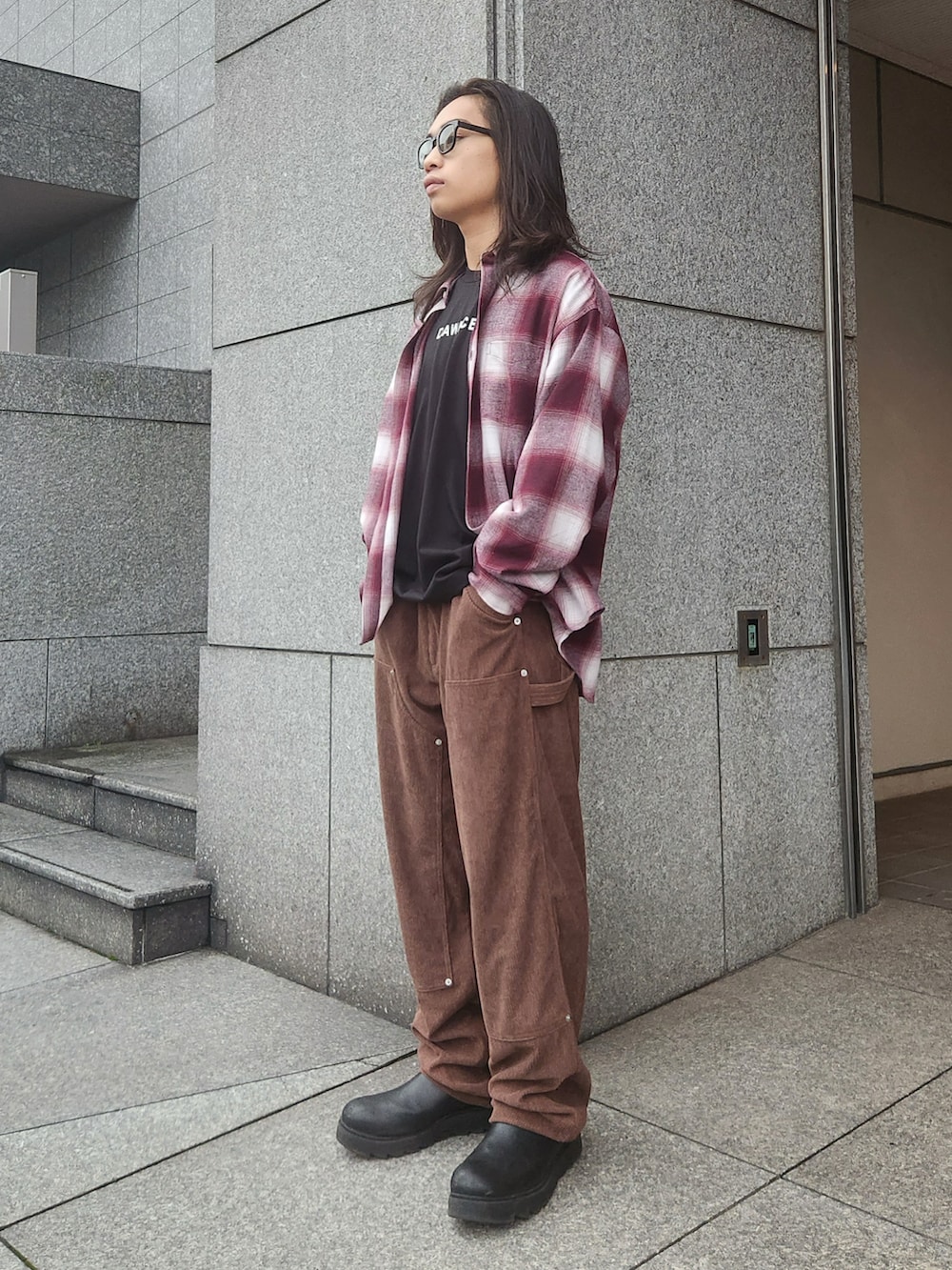 レッド系のシャツ/ブラウス、ブラック系のTシャツ/カットソー、ブラウン系のその他パンツを着用したメンズの秋コーディネートの2枚目の写真