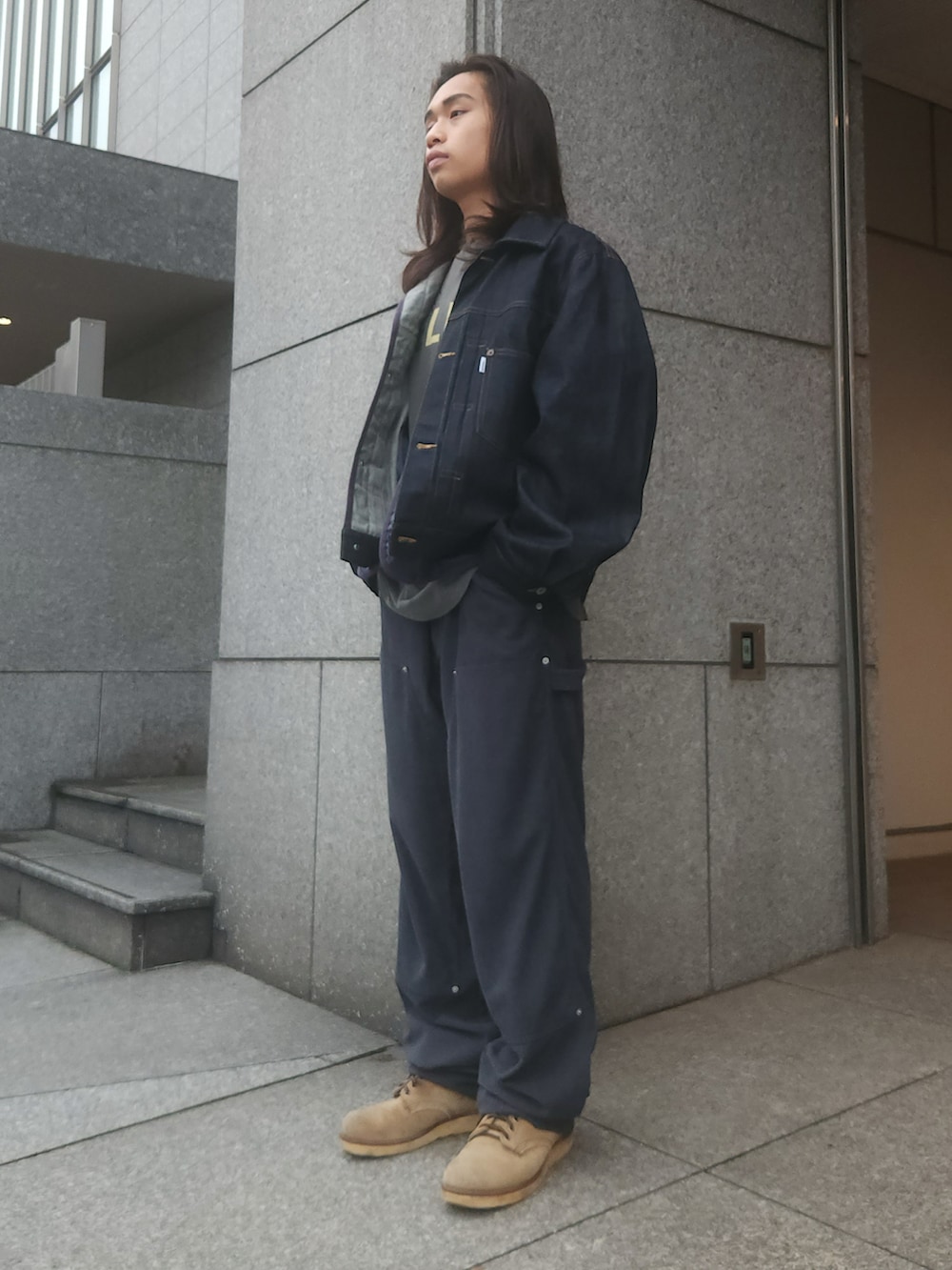 グレー系のその他パンツ、ベージュ系のシューズを着用したメンズの秋コーディネートの2枚目の写真