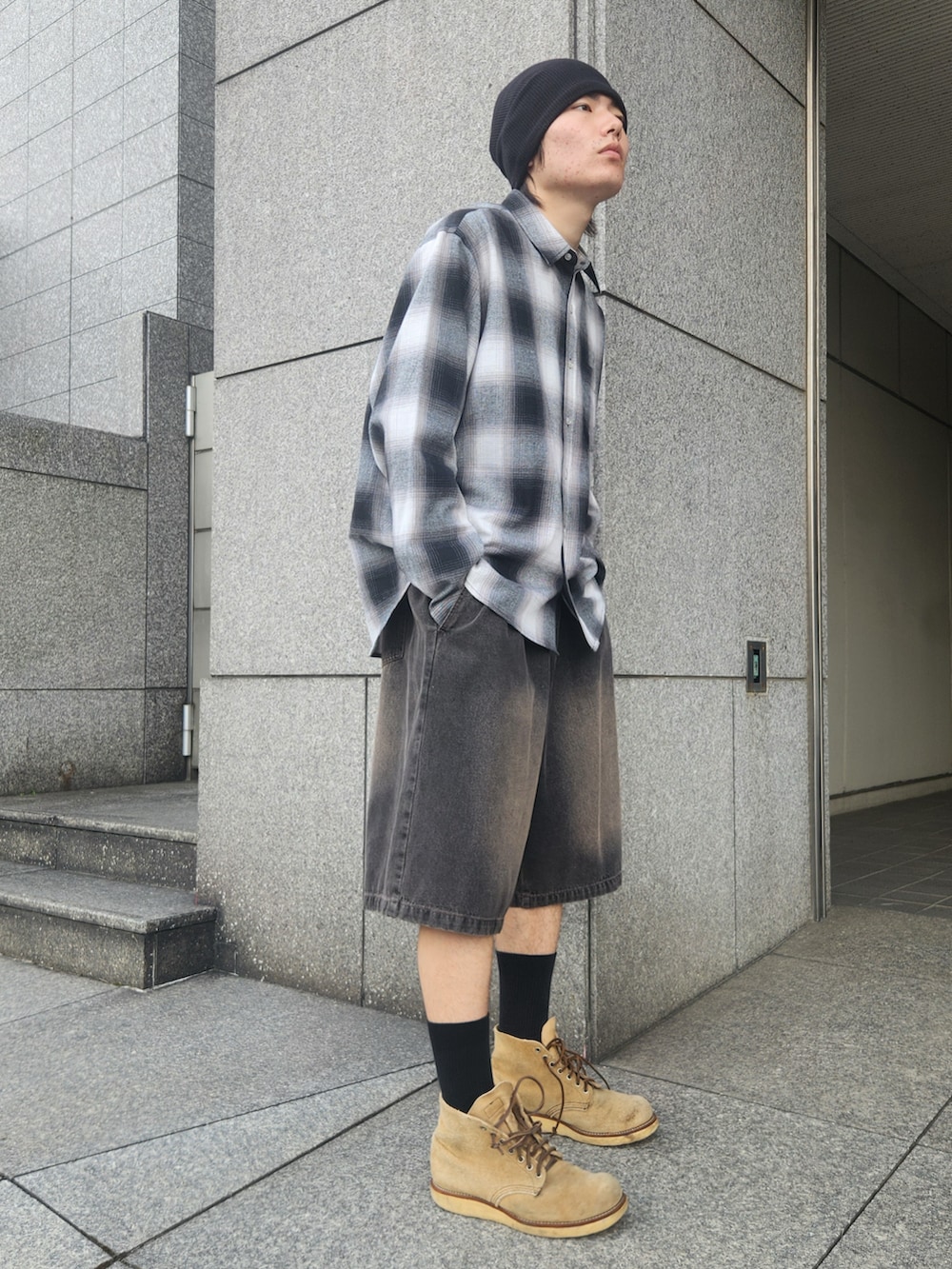 ブラック系のデニムパンツ、ブラック系のシャツ/ブラウス、ベージュ系のブーツを着用したメンズの秋コーディネートの2枚目の写真