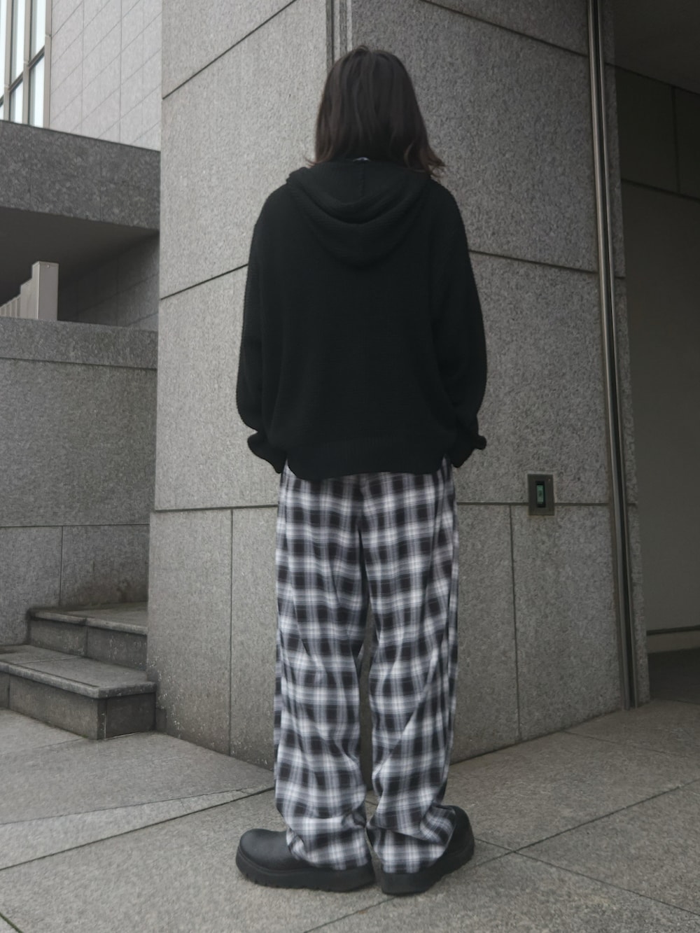 ブラック系のパーカー、ブラック系のその他パンツを着用したメンズの秋コーディネートの4枚目の写真
