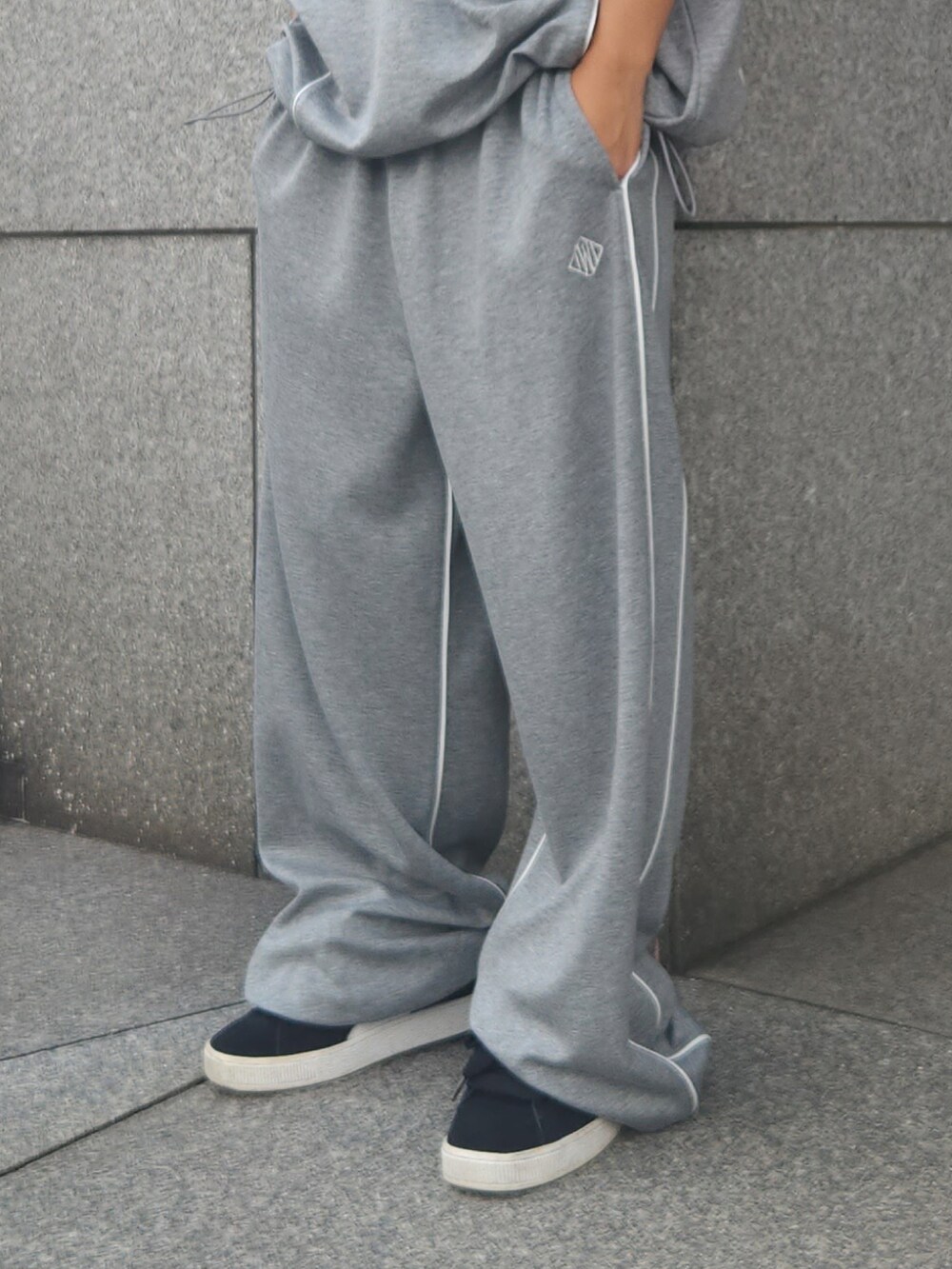グレー系のその他パンツ、グレー系のTシャツ/カットソー、ブラック系のスニーカーを着用したメンズの夏コーディネートの4枚目の写真