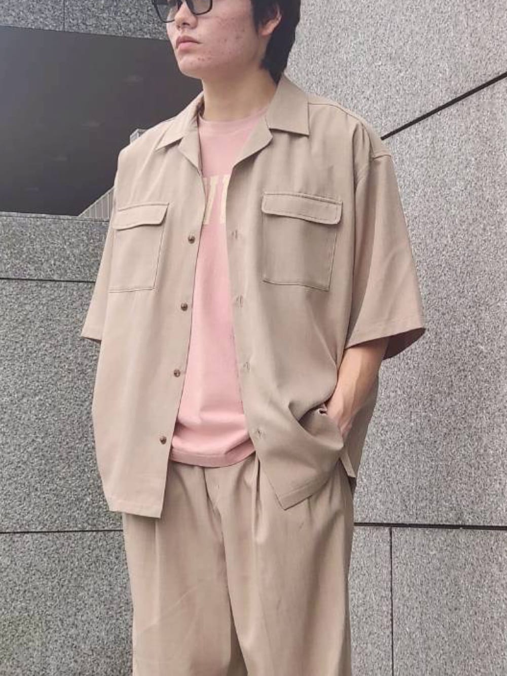 ベージュ系のシャツ/ブラウス、ピンク系のTシャツ/カットソー、ベージュ系のスラックスを着用したメンズの夏コーディネートの2枚目の写真