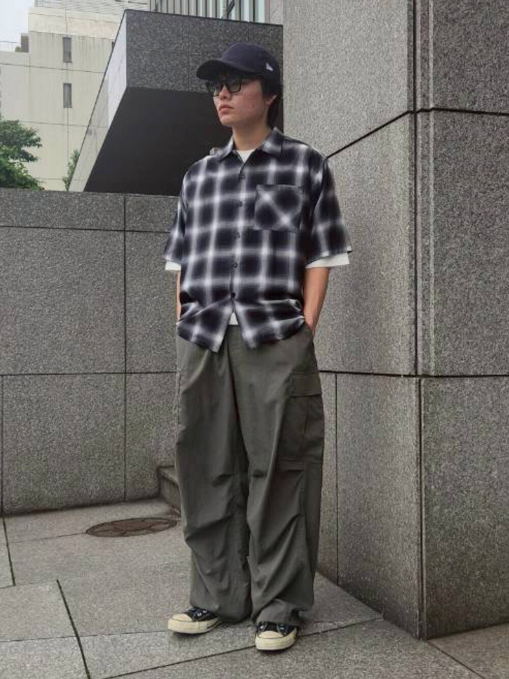 ブラック系のシャツ/ブラウス、ホワイト系のTシャツ/カットソー、グリーン系のカーゴパンツを着用したメンズの夏コーディネートの4枚目の写真
