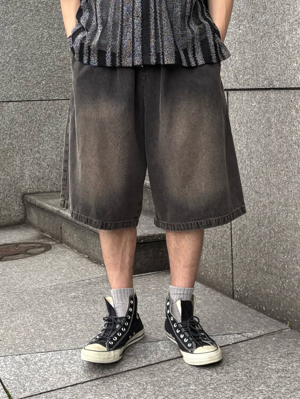 ブラック系のシャツ/ブラウス、ブラック系のデニムパンツ、ブラック系のスニーカーを着用したメンズの夏コーディネートの3枚目の写真