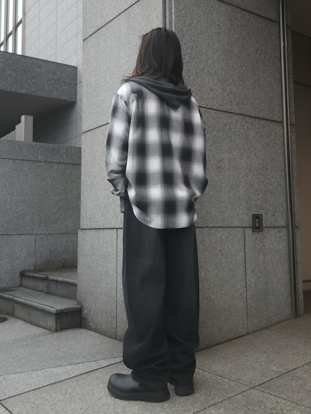 ブラック系のデニムパンツ、ブラック系のシャツ/ブラウス、グレー系のパーカーを着用したメンズの秋コーディネートの3枚目の写真