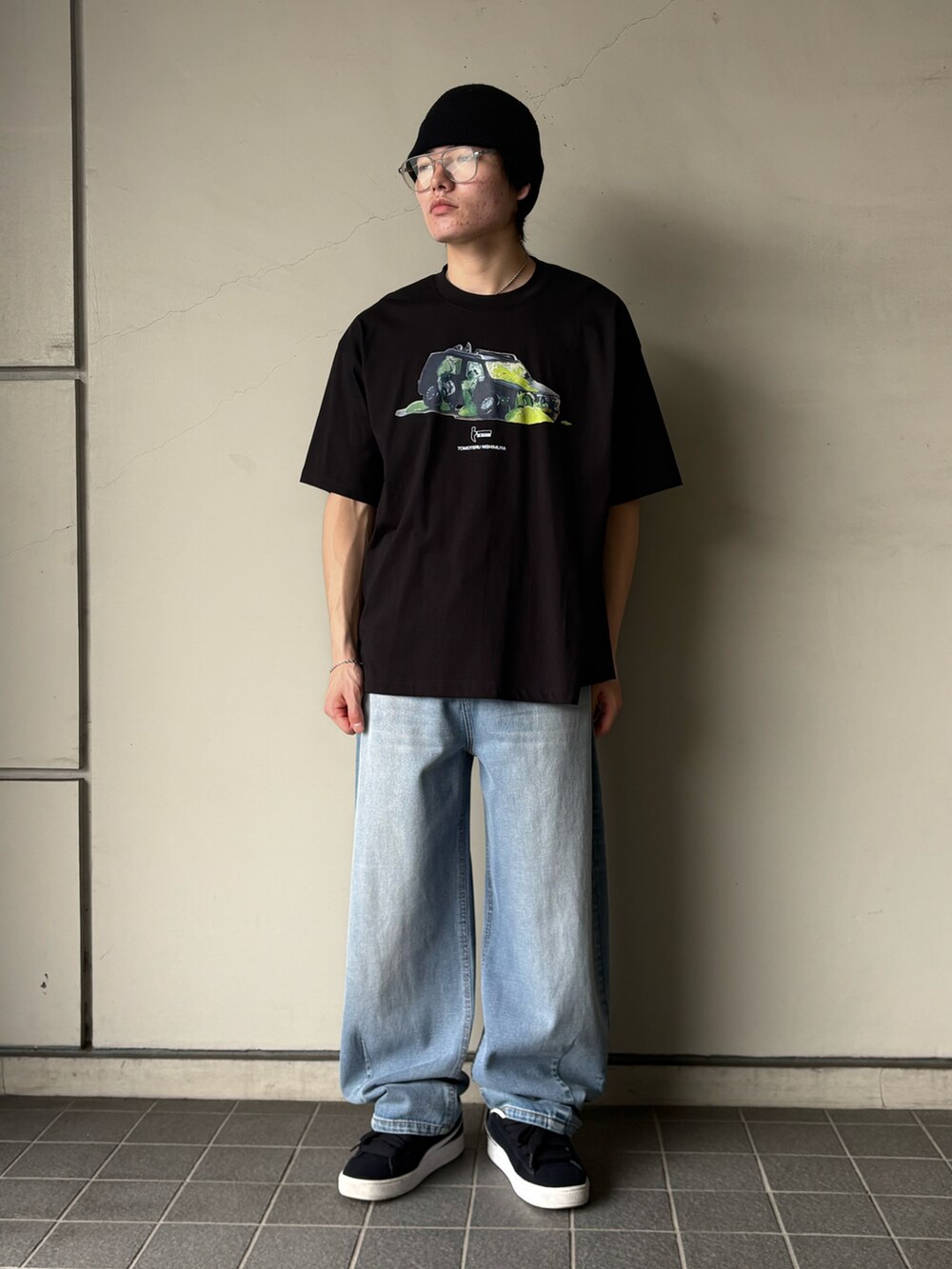 グレー系のシャツ/ブラウス、ブラック系のTシャツ/カットソー、ブルー系のデニムパンツを着用したメンズの夏コーディネートの2枚目の写真