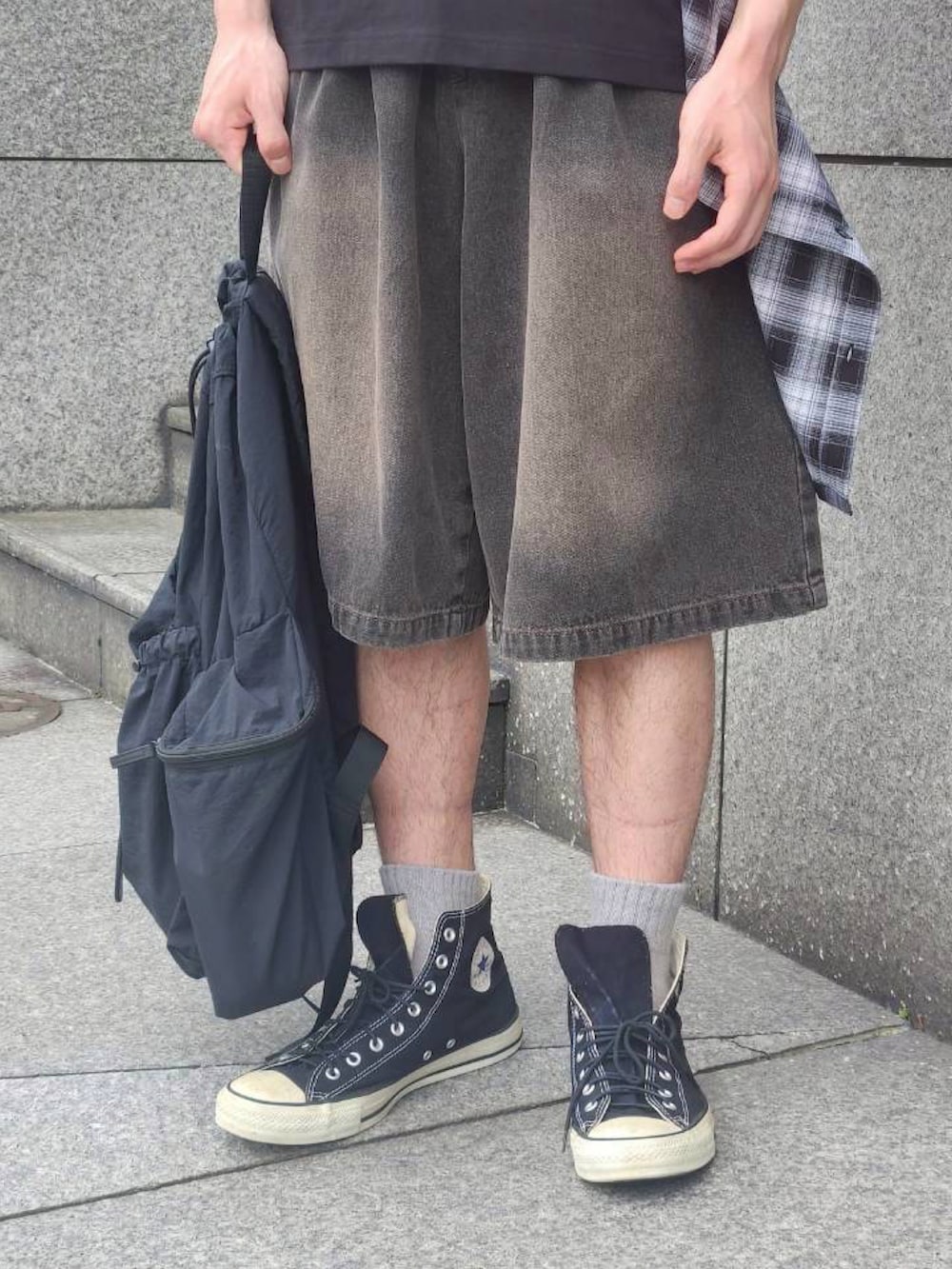 ブラック系のTシャツ/カットソー、ブラック系のシャツ/ブラウス、ブラック系のデニムパンツを着用したメンズの夏コーディネートの3枚目の写真