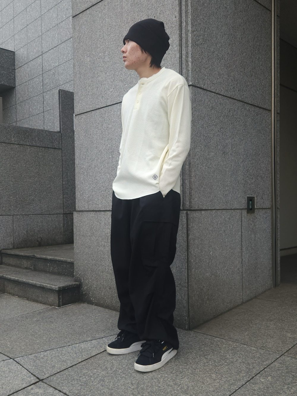 ブルー系のシャツ/ブラウス、ホワイト系のTシャツ/カットソー、ブラック系のカーゴパンツを着用したメンズの秋コーディネートの3枚目の写真