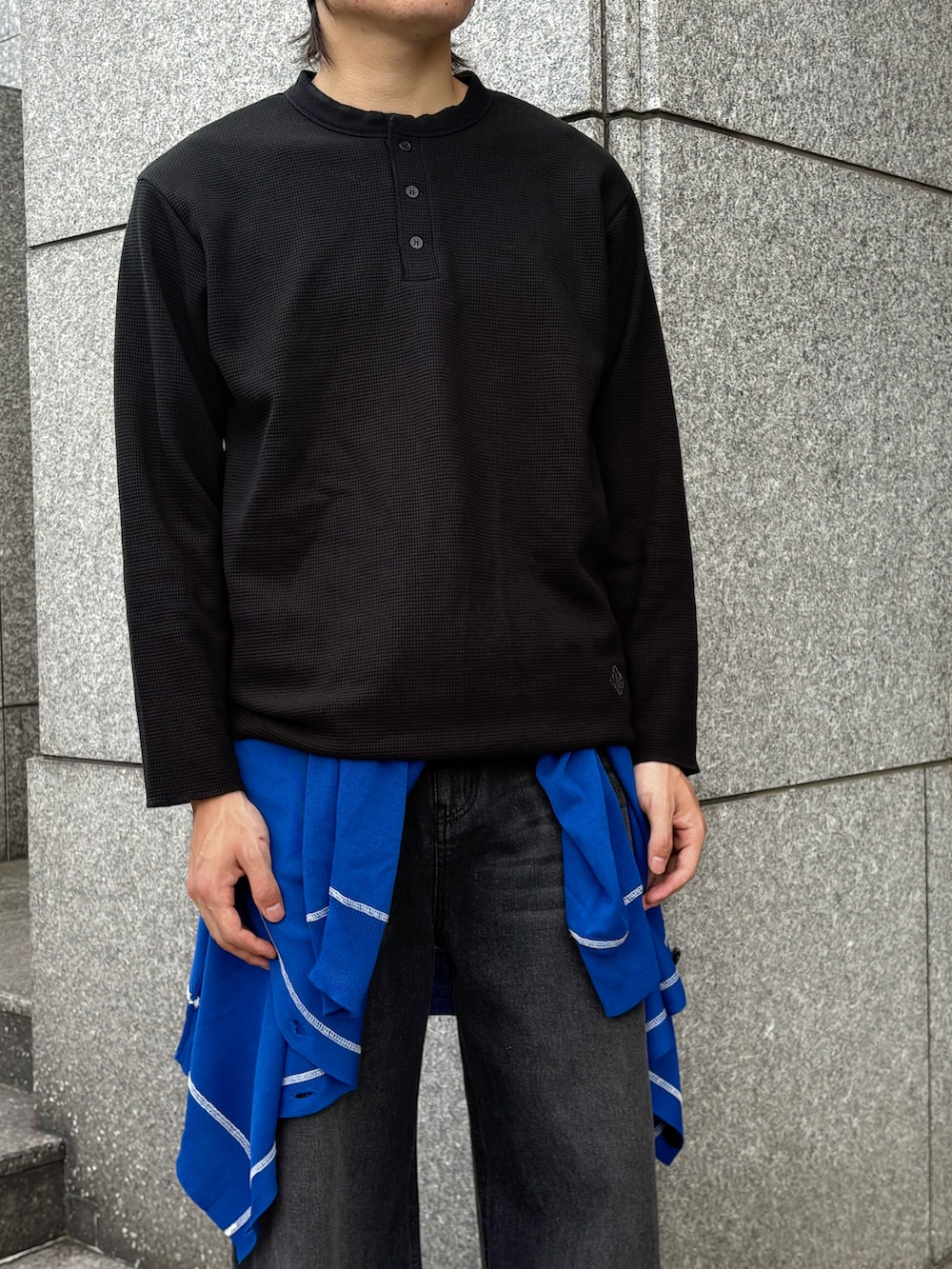 ブルー系のカーディガン/ボレロ、ブラック系のデニムパンツ、ブラック系のTシャツ/カットソーを着用したメンズの夏コーディネートの2枚目の写真