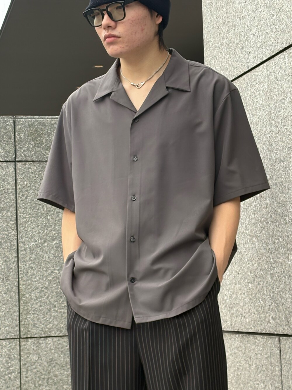 グレー系のシャツ/ブラウス、その他のスラックス、ブラック系のスニーカーを着用したメンズの夏コーディネートの2枚目の写真