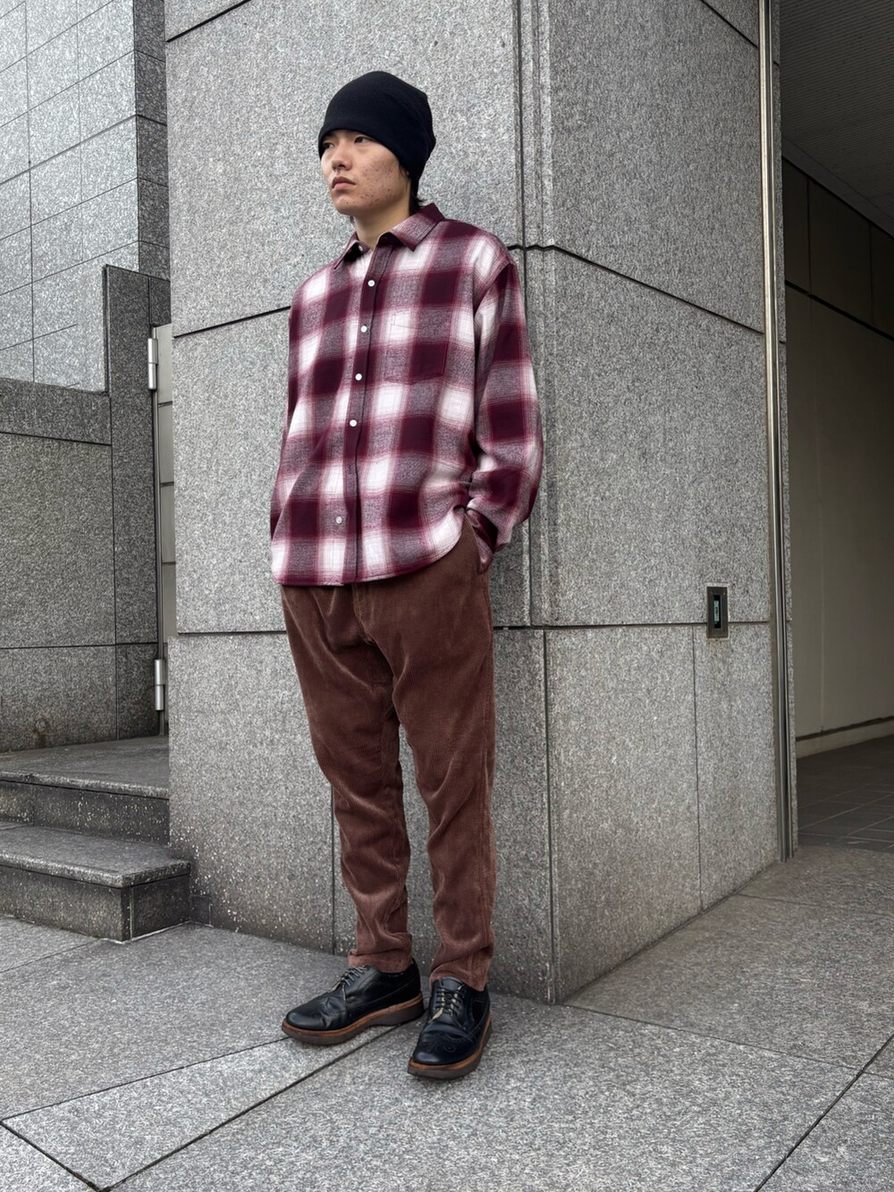 ブラック系のTシャツ/カットソー、レッド系のシャツ/ブラウスを着用したメンズの夏コーディネートの3枚目の写真