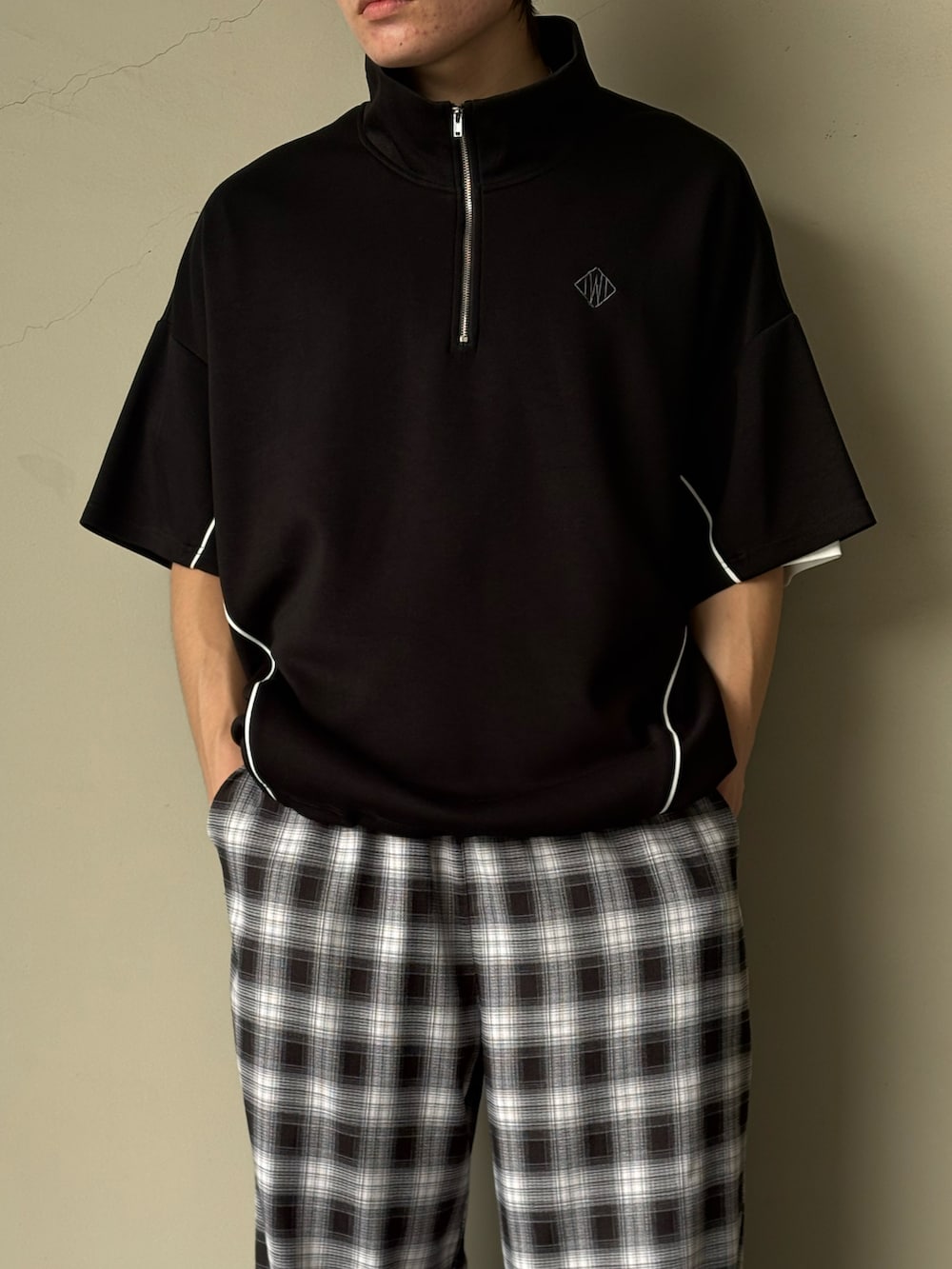 ブラック系のTシャツ/カットソー、ブラック系のその他パンツ、ブラック系のスニーカーを着用したメンズの夏コーディネートの2枚目の写真